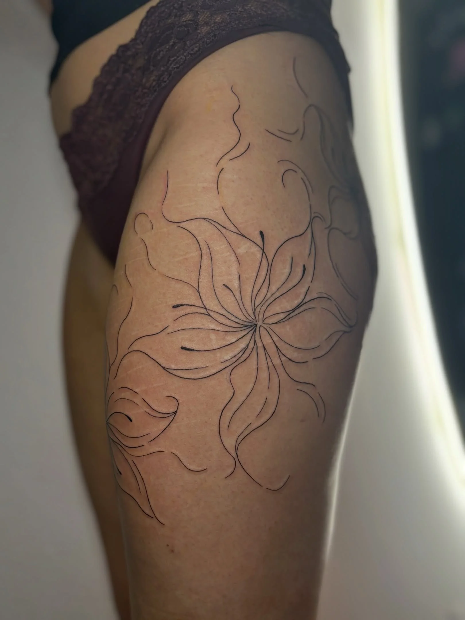 Leg florals for the beautiful Chelsie🌼

When a client comes to you for the first time and asks &ldquo;you like dnb don&rsquo;t you&rdquo; I KNOW it&rsquo;s gonna be a great session🕺

Cartridges- @peachcartridge 
Ink- @dynamiccolor 
Balm- @butterlux