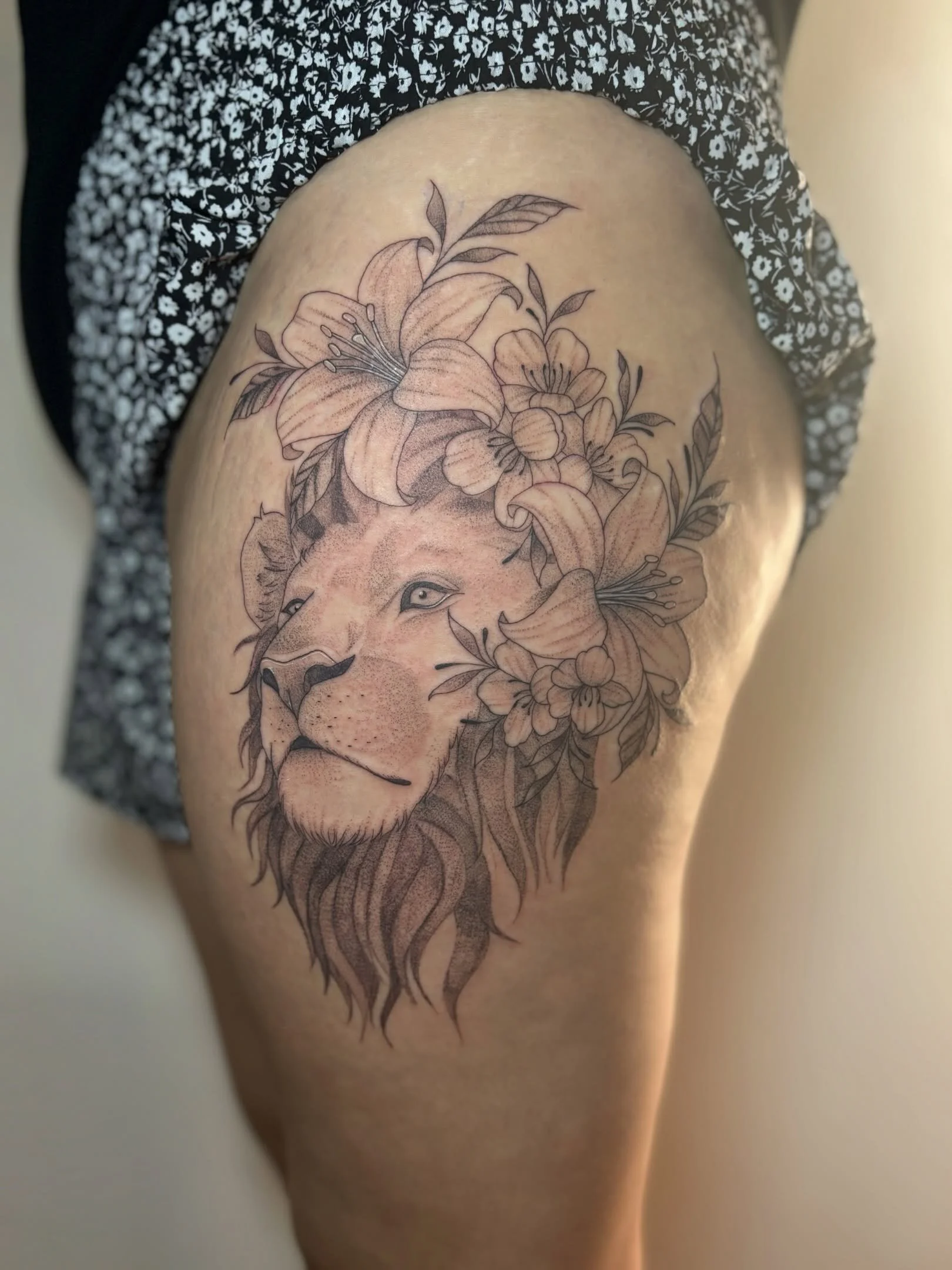 Lion piece for my beautiful client Faye✨

Always an honour lovely lady x

Cartridges- @peachcartridge 💞
Ink- @dynamiccolor 🖤
Balm- @butterluxe_uk 💛
Supplied by- @magnumtattoosupplies ❤️

#tattooartist #femaletattooartist #tattoostudio #magnumtatto