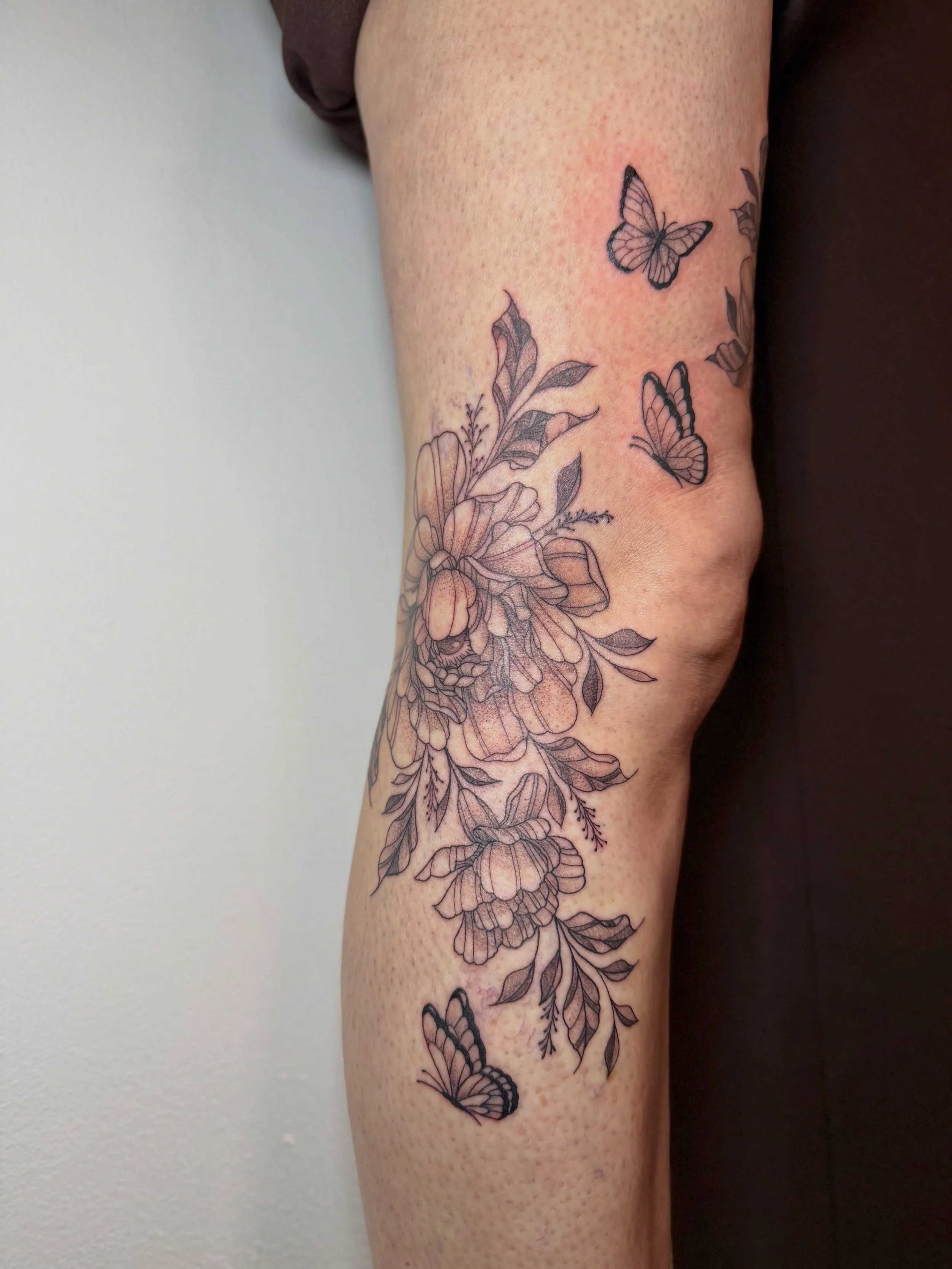 Knee frame for Helene🌸

I cannot wait to add to this🧚&zwj;♀️

Supported by @magnumtattoosupplies ❤️
Cartridges- @peachcartridge 💞
Ink- @dynamiccolor 🖤
Balm- @butterluxe_uk 💛

#tattooflash #tattooartist #femaletattooartist #kneetattoo #magnumtatt
