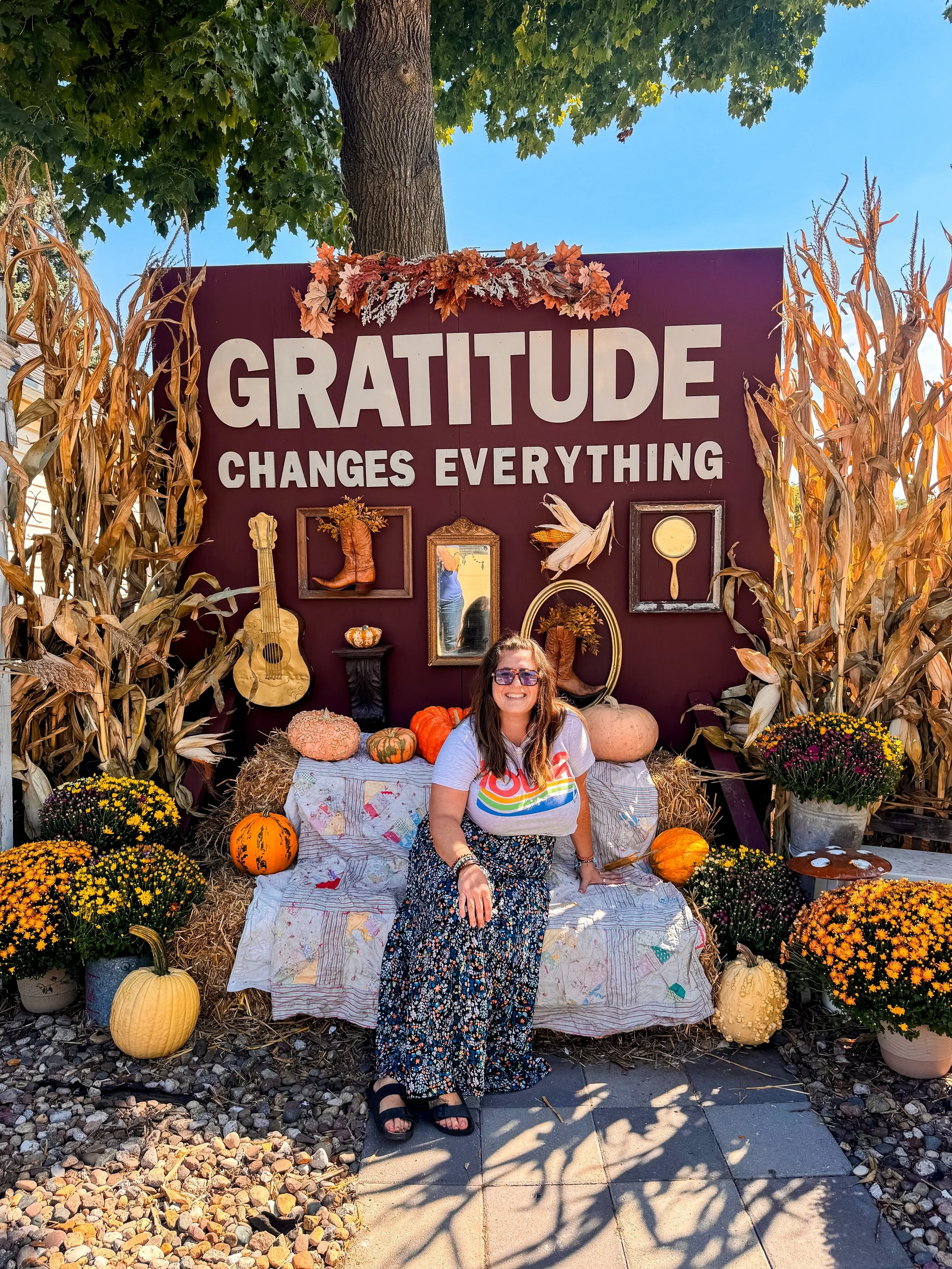 Driving around Iowa, exploring new places + pretending it feels like fall on this steamy Friday. 🍂

📍 @somewhereinthemiddlecoffeeshop 
📍 @littlehouse.onmain 
📍 @bloomsburyfarm1856 
📍 @goodmakersmarket 
📍 @tinroost