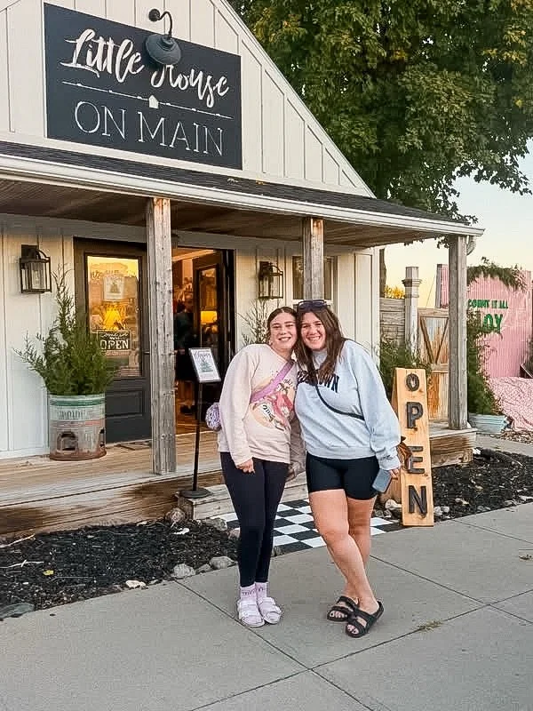 Halloween is on our minds, but Christmas is calling! One of my FAVORITE spots to kick off a new season is @littlehouse.onmain in Bondurant! ❤️

Last night, I got a little taste of Christmas with holiday music, festive goodies, and all the cozy holida