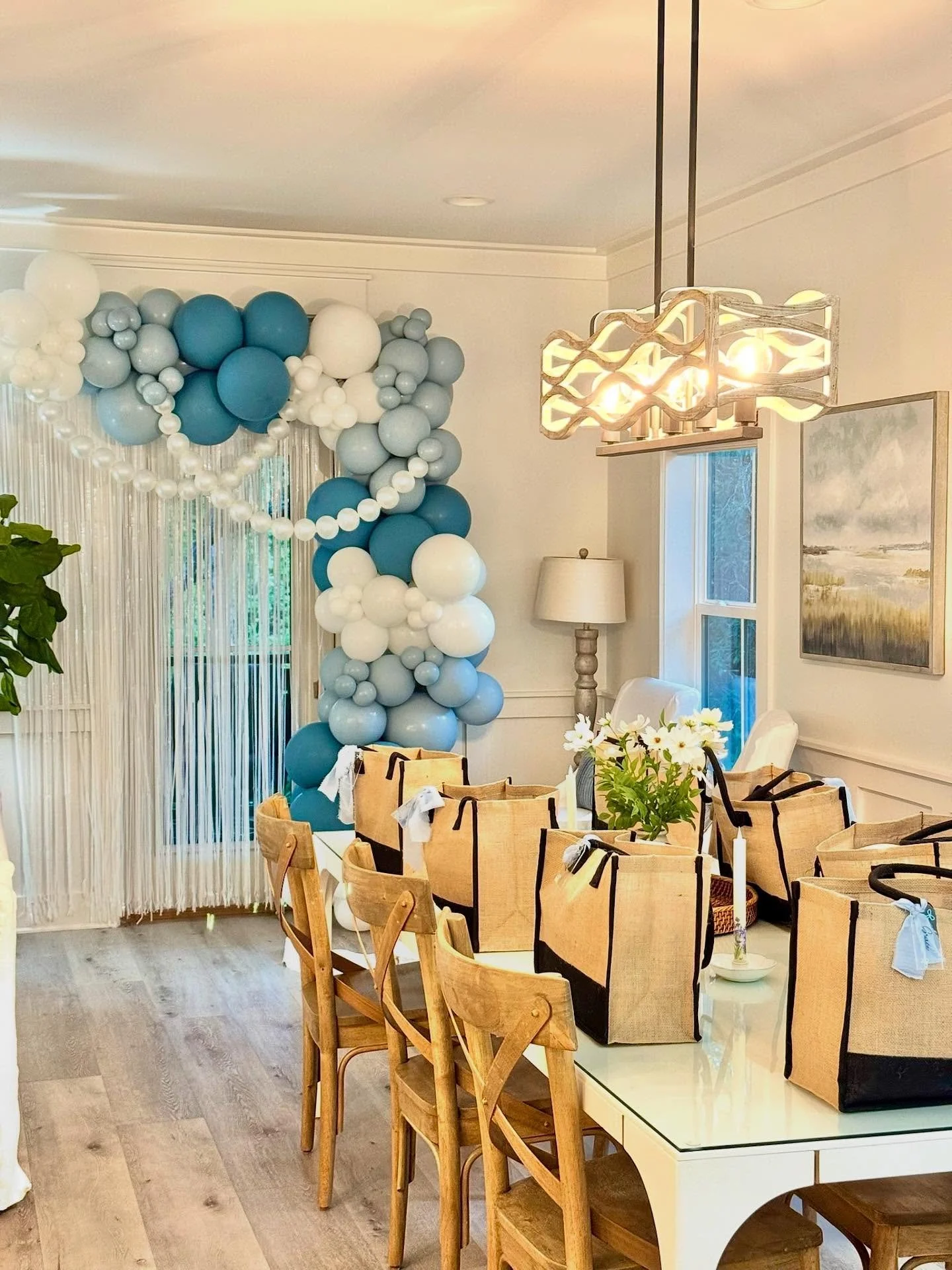 A custom package hates to see us coming💁🏼&zwj;♀️

This bride asked for a balloon garland, backdrop, mailed us her gift bags to set up, and stock the fridge! 

Don&rsquo;t like the stress of deciding? Choose one of our st packages, and just customiz