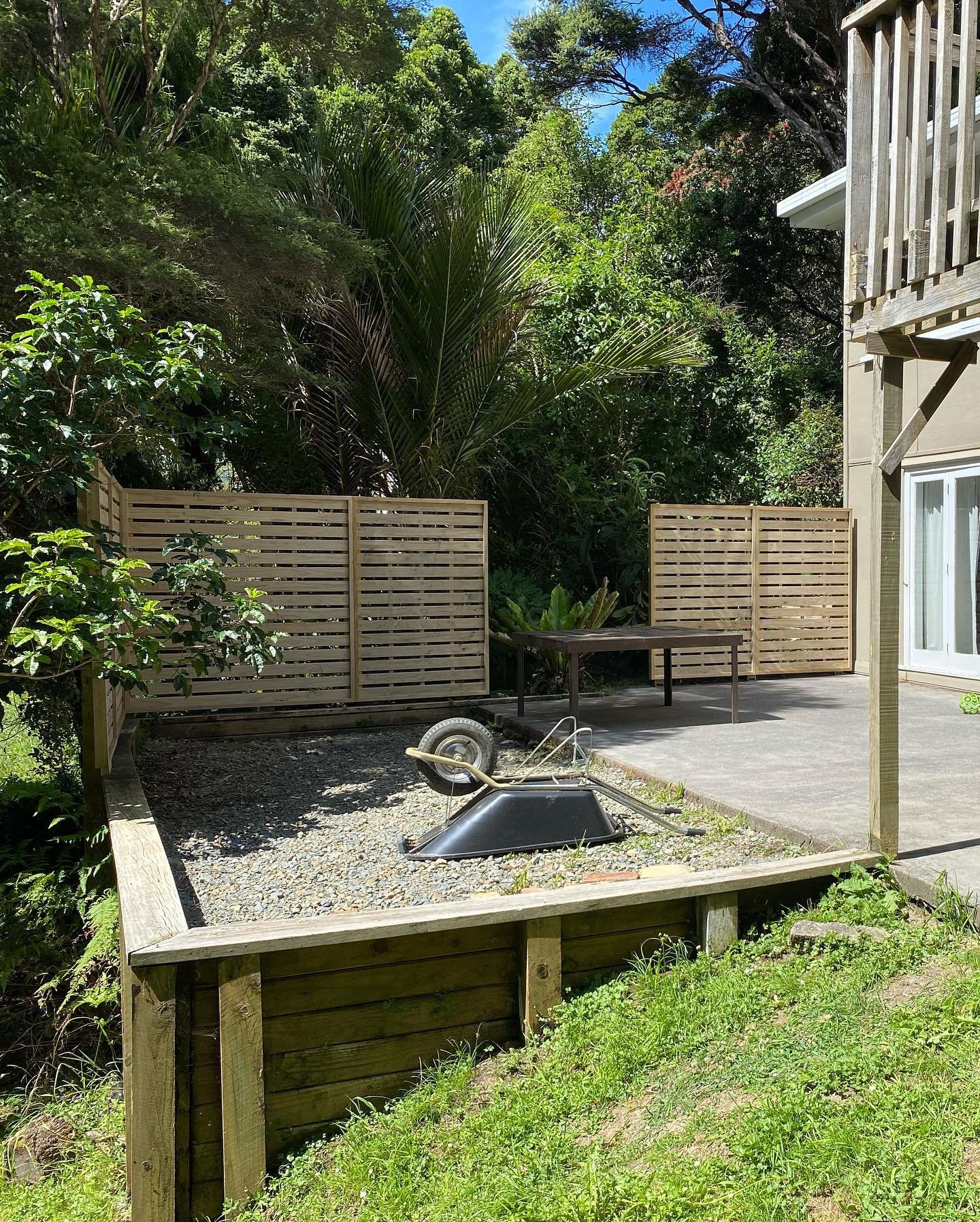 I installed some privacy screens today, just in time for Christmas. It made a big difference to the space. Swipe right to see the before pictures.

#nzconstruction #nzbuilders #aucklandbuilders #nztradie #nzrenovation #nzbuild #buildersofinstagram