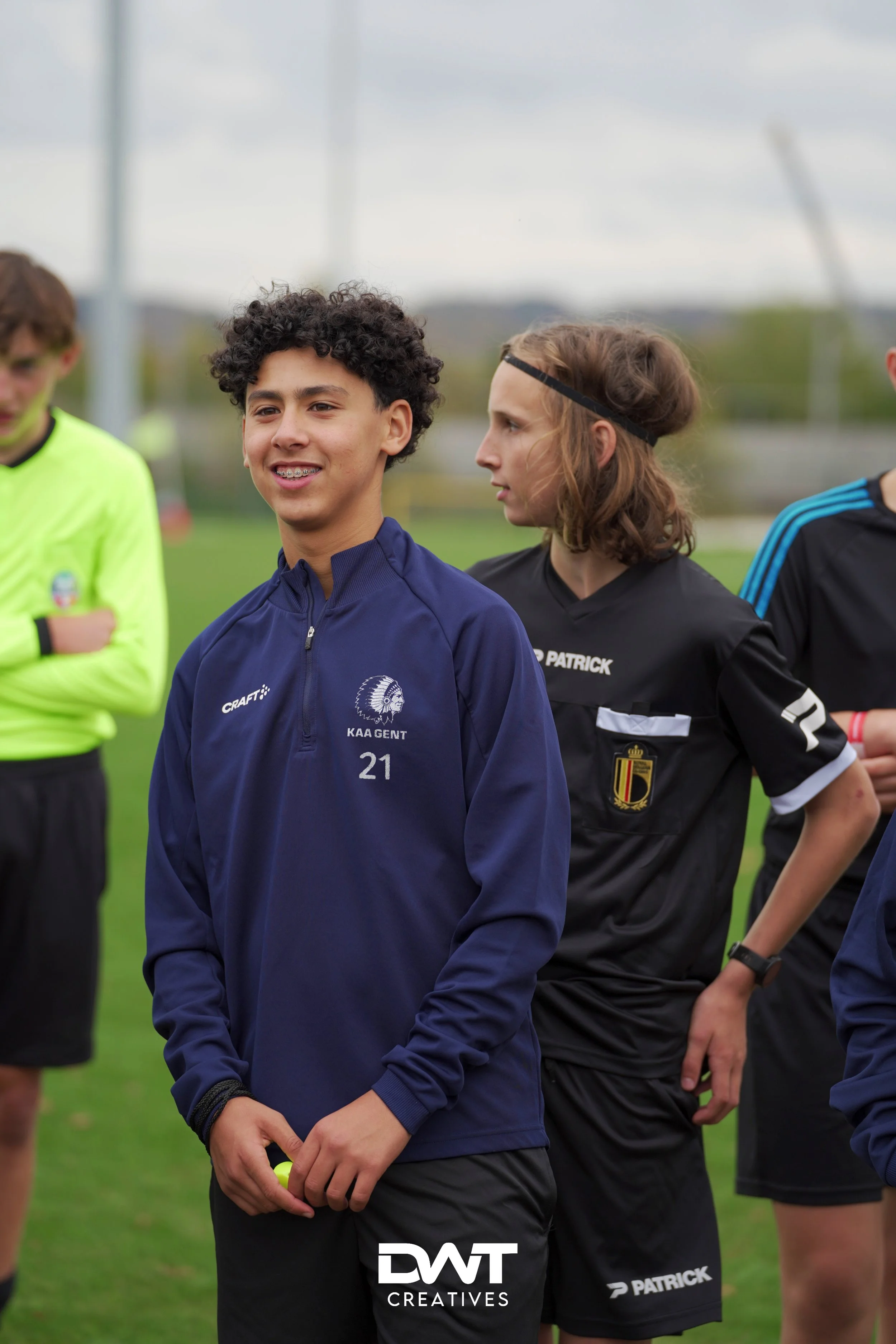 Jonge mannen in sportkleding op een voetbalveld