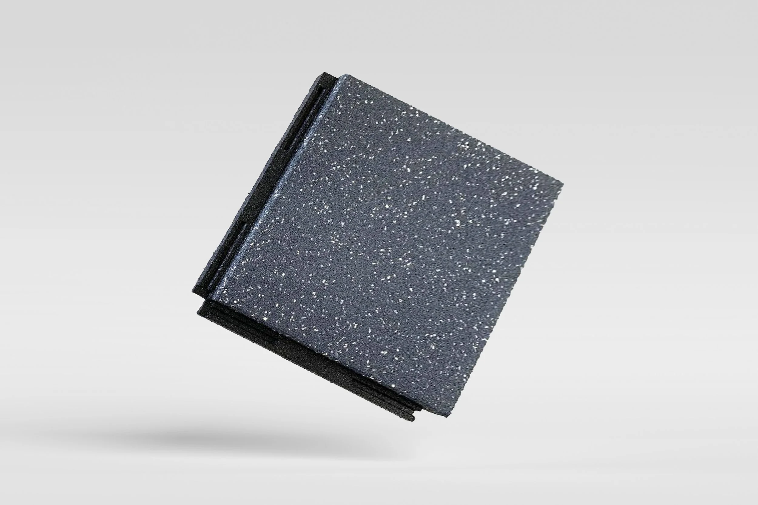 Dispositivo electrónico con superficie negra y brillo fino, flotando sobre fondo gris claro.