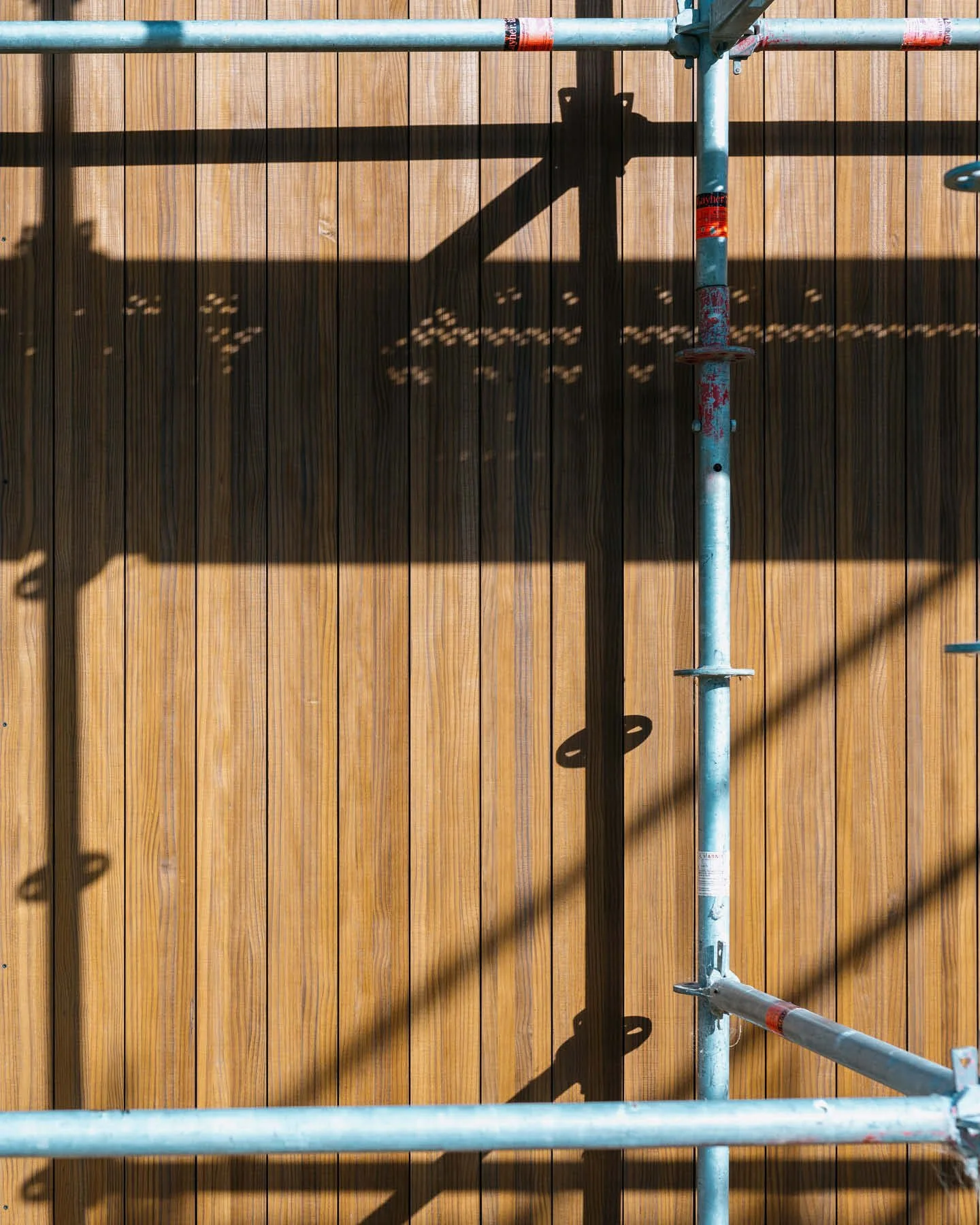 Loving the secret fix @abodowood Vulcan weatherboards we've got at Tītoki!
A collaboration with @firstlightnz

UNDER CONSTRUCTION
SOUTH WAIRARAPA

📷@davidhenselphotography

#architect #architecture #architectural #architecturelovers #architecturedes
