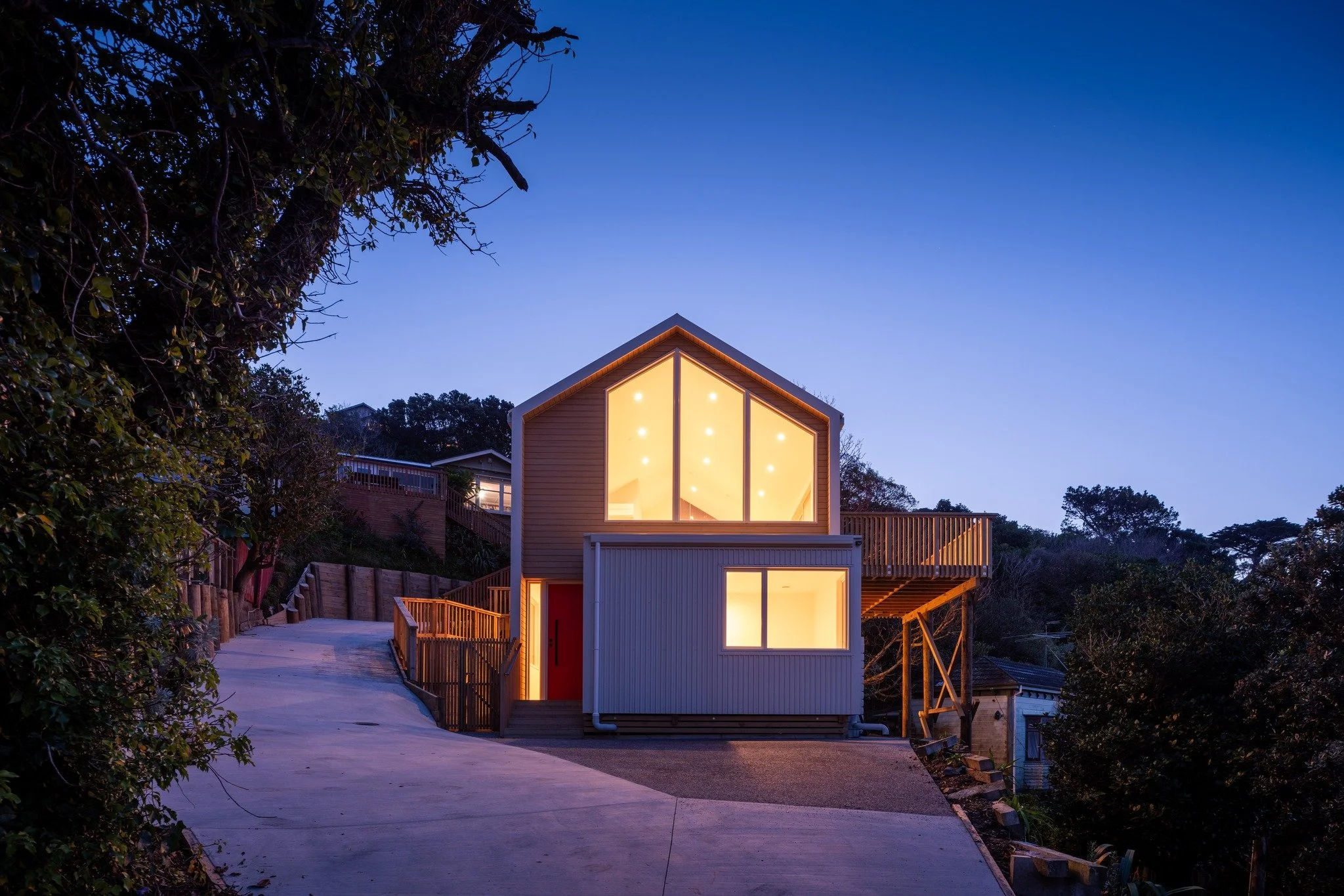 DERWENT

This bespoke home sits as an infill dwelling on a newly subdivided hillside site in Island Bay, Wellington. The steep, exposed setting required a careful and considered response, creating the opportunity for a high-performance home that inte
