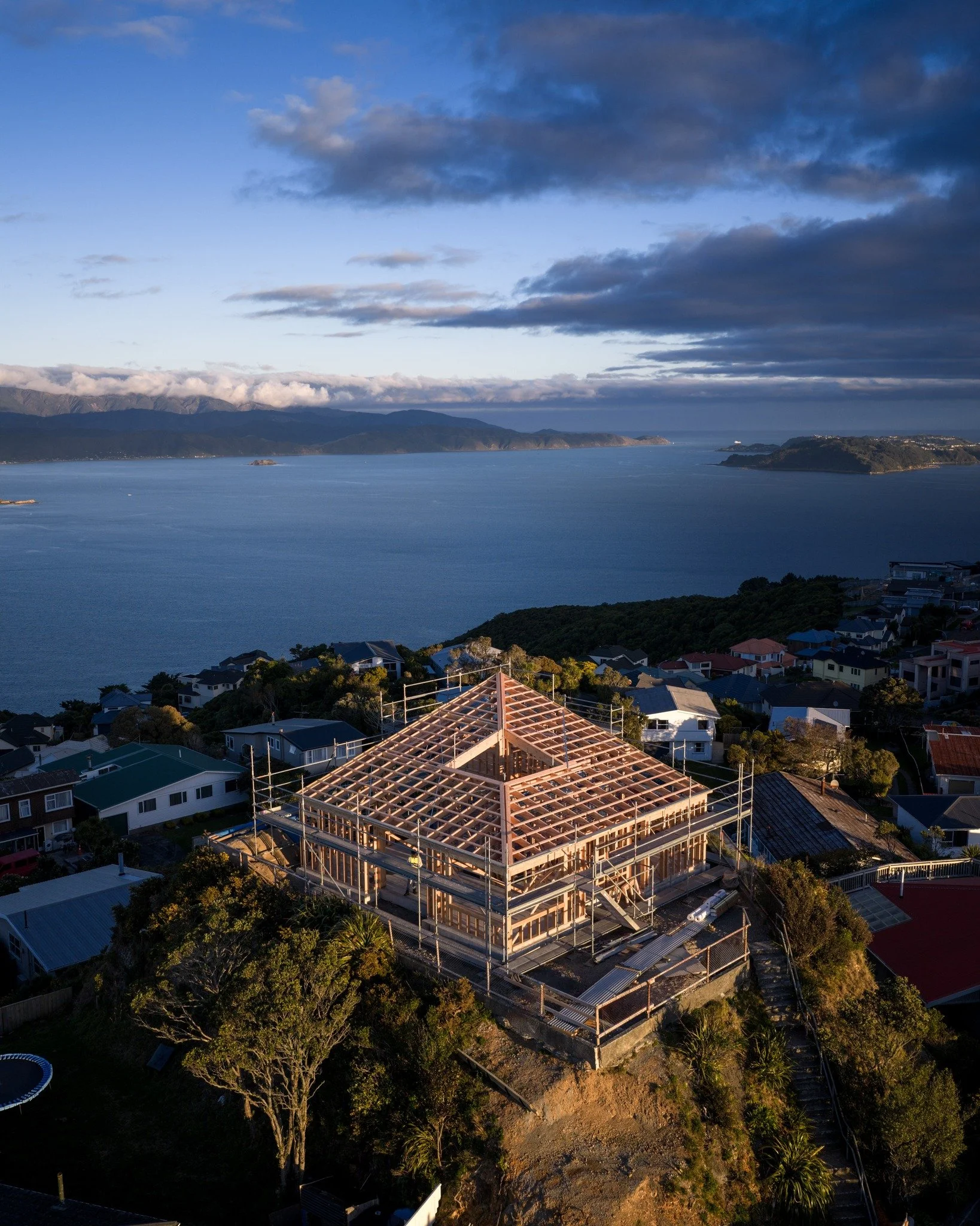 Framing done at Luwte, ready for the roof with the team @orkneyroofing to come in.
A collaboration with @Firstlightnz
📸 @davidhenselphotography

#architect #architecture #architectural #architecturelovers #architecturedesign #architecturaldesign #ar