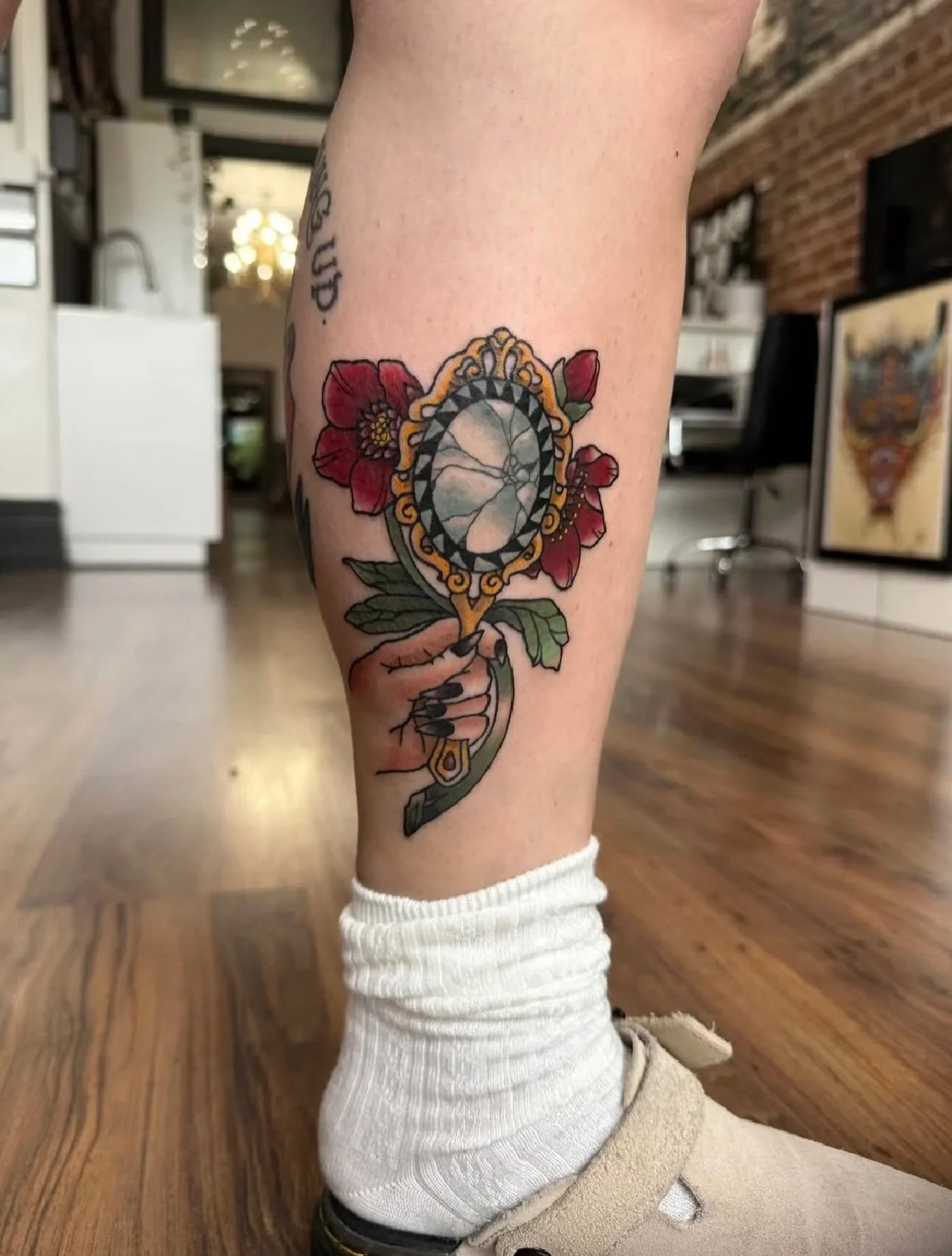 Piece tattooed by @charliedarling_tattoo 🪞The hand-held mirror, bold florals, and that soft stone texture all came together so naturally. 🌱 It has that classic traditional feel with clean lines, solid color, and a touch of whimsy. 🥀 #brokenmirror 