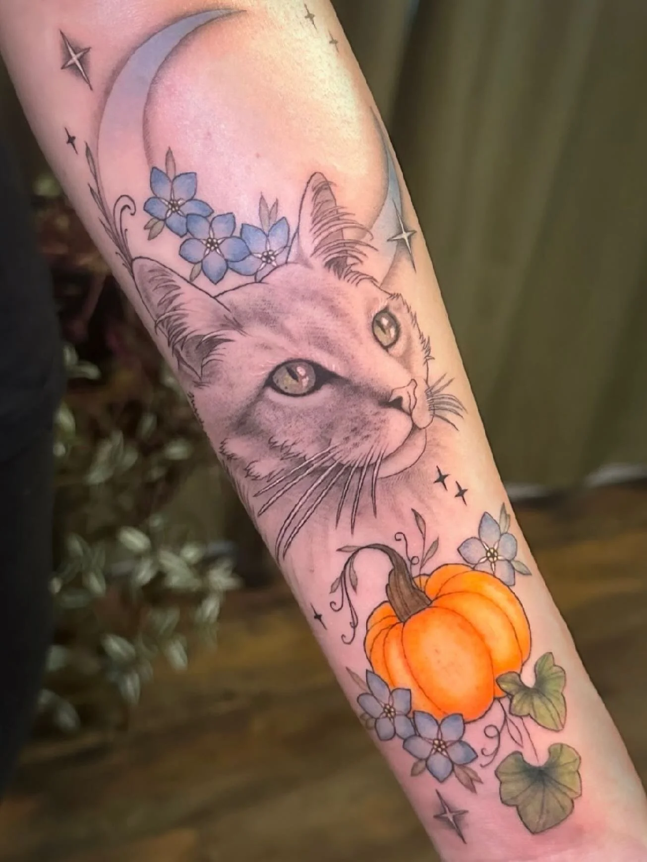 Such a beautifully executed piece done by @selinatat2 🤎 This softly detailed feline surrounded by lunar elements and seasonal color. 🐈&zwj;⬛ The mix of fine-line texture, gentle shading, and playful accents brought a subtle touch of magic to the pi
