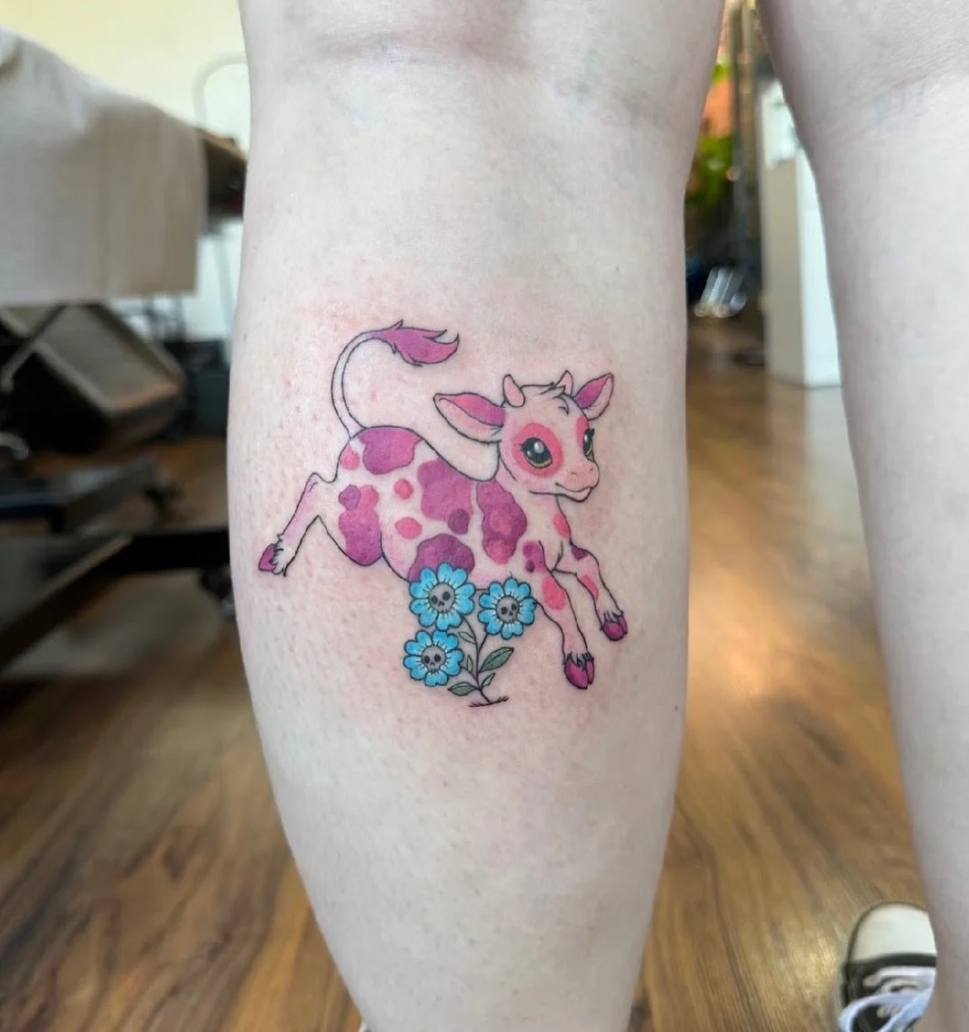 A tiny bundle of joy 🐮🌸
@charliedarling_tattoo brought this sweet little calf to life! Soft pinks, big sparkly eyes, and a touch of floral charm for extra whimsy. Pure cute energy in ink 💖