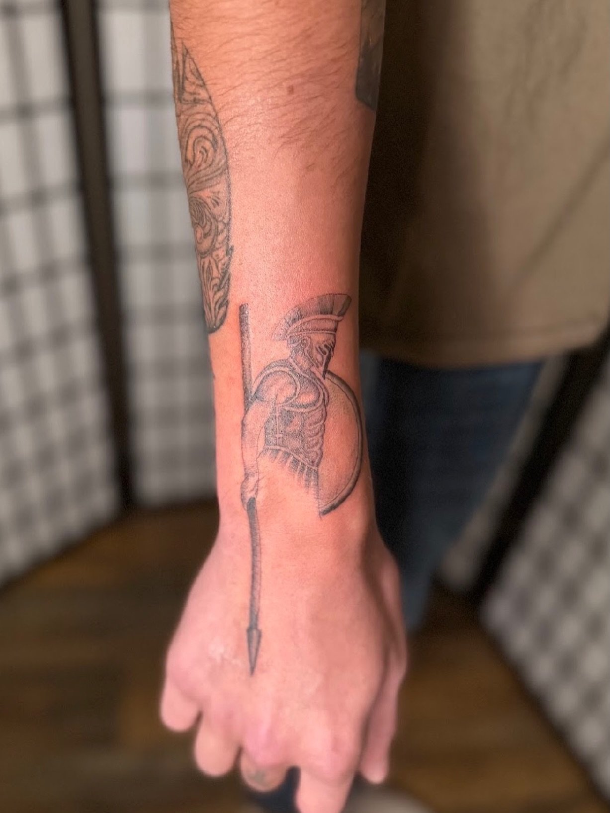 Spartan by @maisentattoo ⚔️ A strong, clean 3-hour piece from Maisen. She&rsquo;s been killing it with her linework lately! 🙌🏻 She&rsquo;s accepting new clients and walk-ins whenever her schedule allows. Come see her at Juniper Tattoo Co. on 1st st