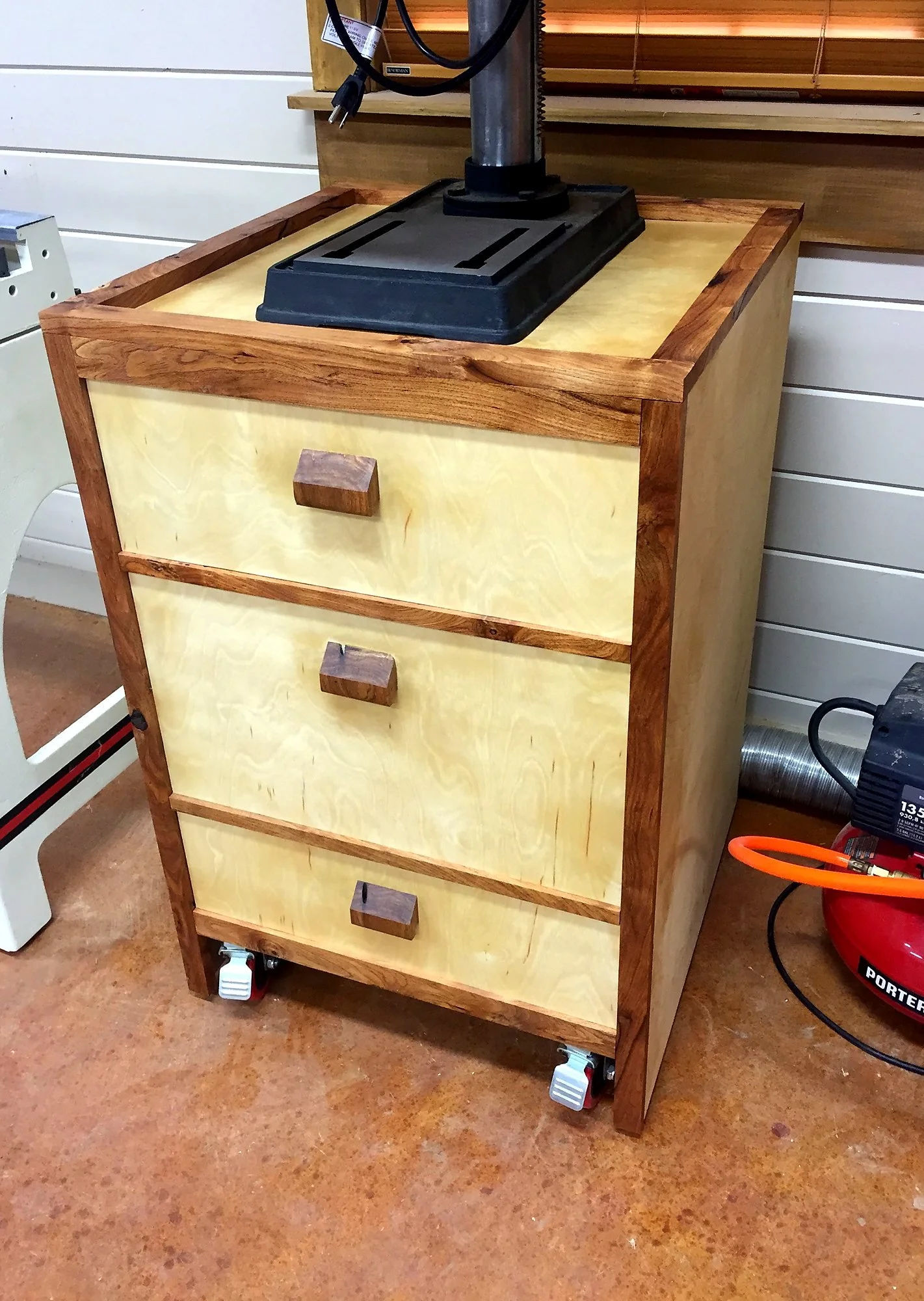 Rolling drawer cabinet
