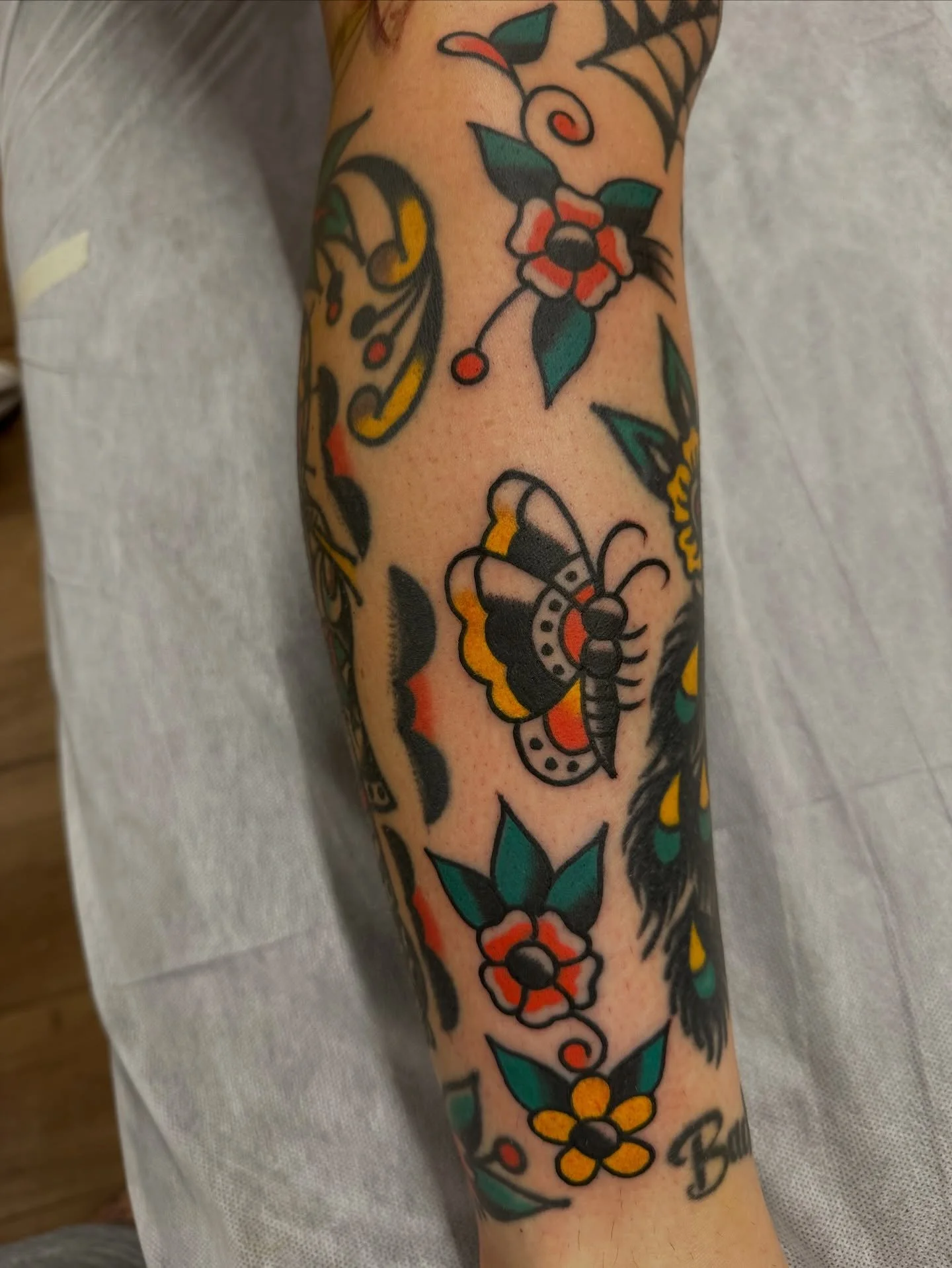 Few freehand fillers at @jz.tattoostudio thanks for looking and DM me if you wanna get tattooed 🙇🏻&zwj;♂️
.
.
#traditionaltattoo #tattoos #newzealandtattoo #tattooartist #tattooartwork