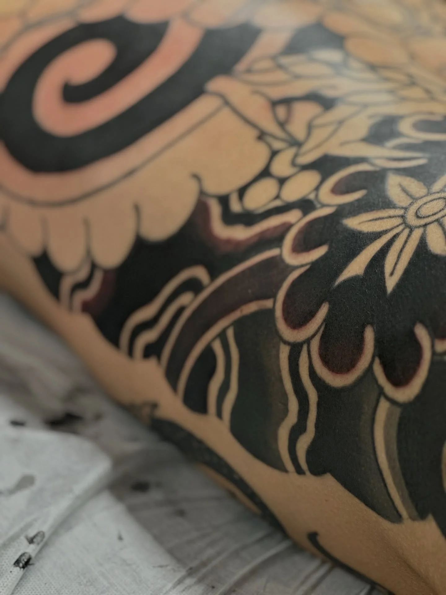 Progress the bro @rios.tattoos at the best @jz.tattoostudio DM me for big or small projects 🙇🏻&zwj;♂️🐉.
.
.
#japanesetattoo #traditionaltattooartist #irezumi #dragon #dragontattoo