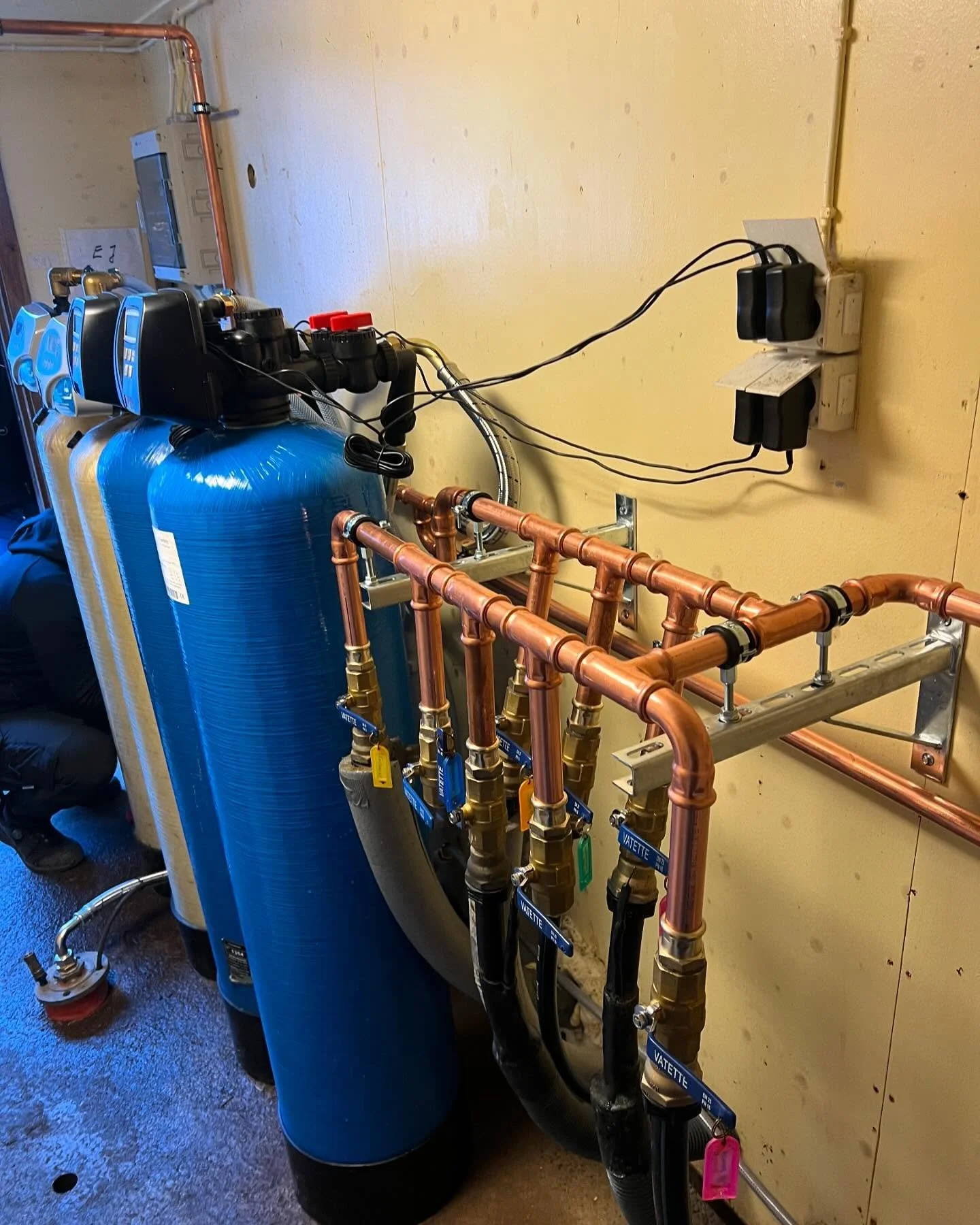 Installation!
2st Järn & Manganfilter, 2st Kolfilter, En Radonett samt 2st Hydropress 450L!
Filtrena är parallellt kopplade!
#rentvatten #vattenrening #radonett #vvab