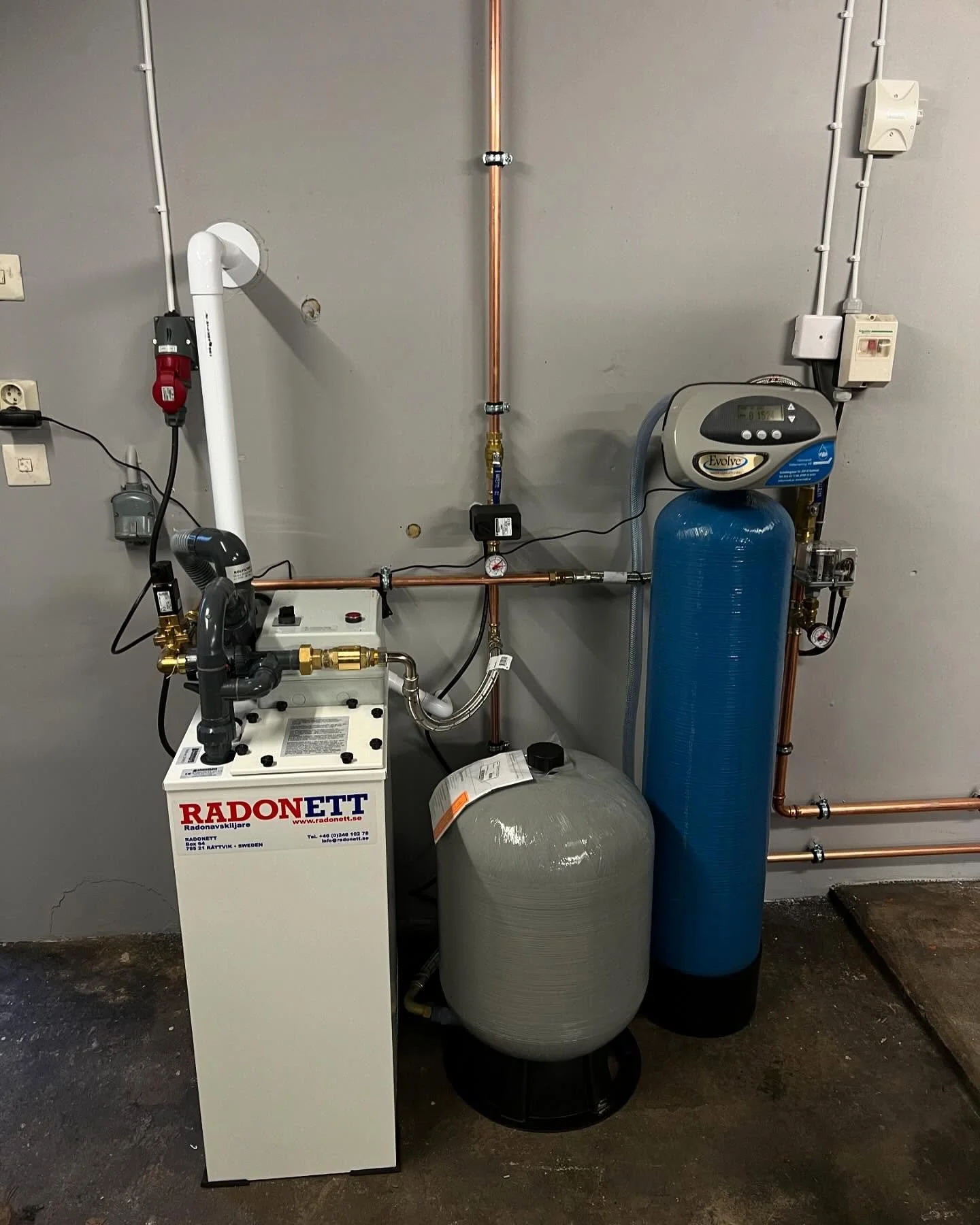 Installation Järn & Manganfilter, 2st Hydropress 60L och en Radonett! 
#rentvatten #vattenrening #radonett #radon #järn