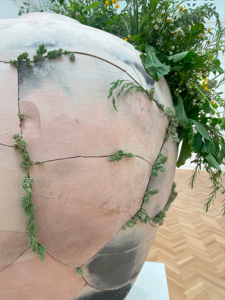 Details of centerpiece pot.