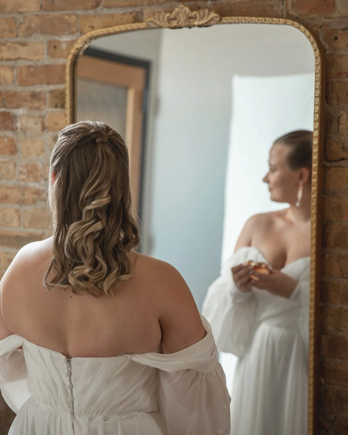 A wedding day begins long before the aisle.

Surrounded by family on the morning of her wedding, this bride got ready to step into her next chapter 🤍

Second shot for @makennasmithphotography 

#weddingmorning #bridegettingready #familywedding #docu