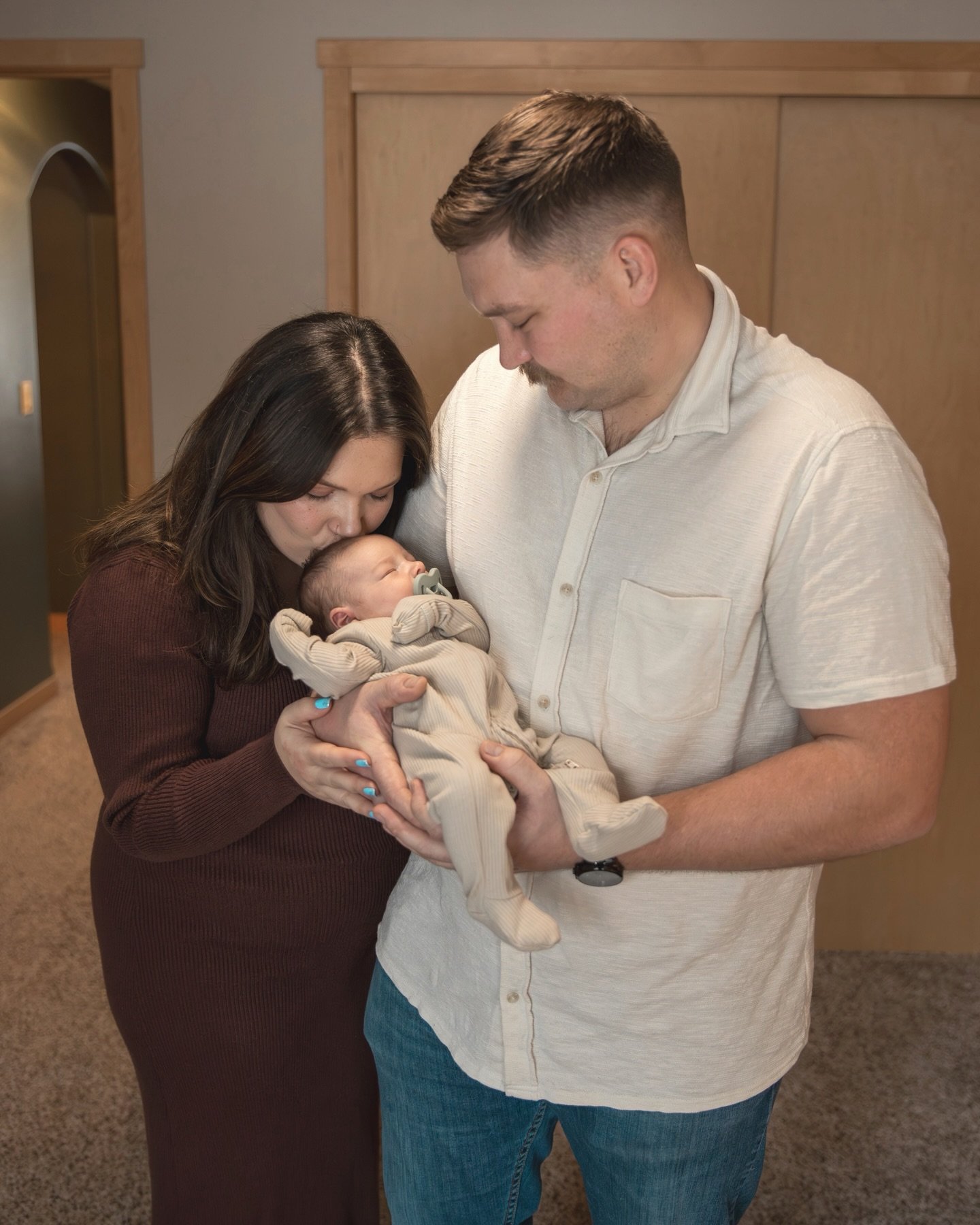 Kisses for the newest member of this sweet little family 💋

There is nothing more special than documenting these first days together.

#madisonwiphotographer #madisonwimoms 
#madisonwinewbornphotographer
#wisconsinnewbornphotographer
#wisconsinfamil