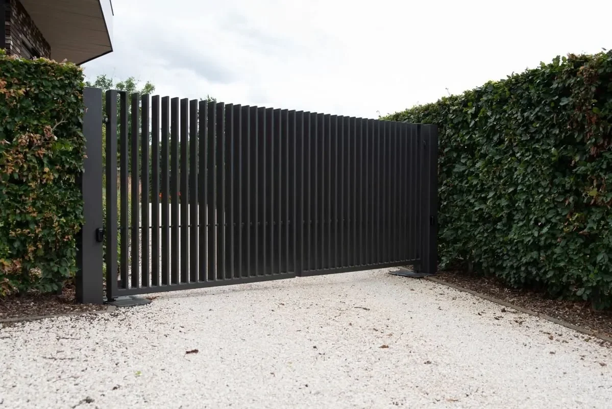 Minimalist+black+gate+.webp