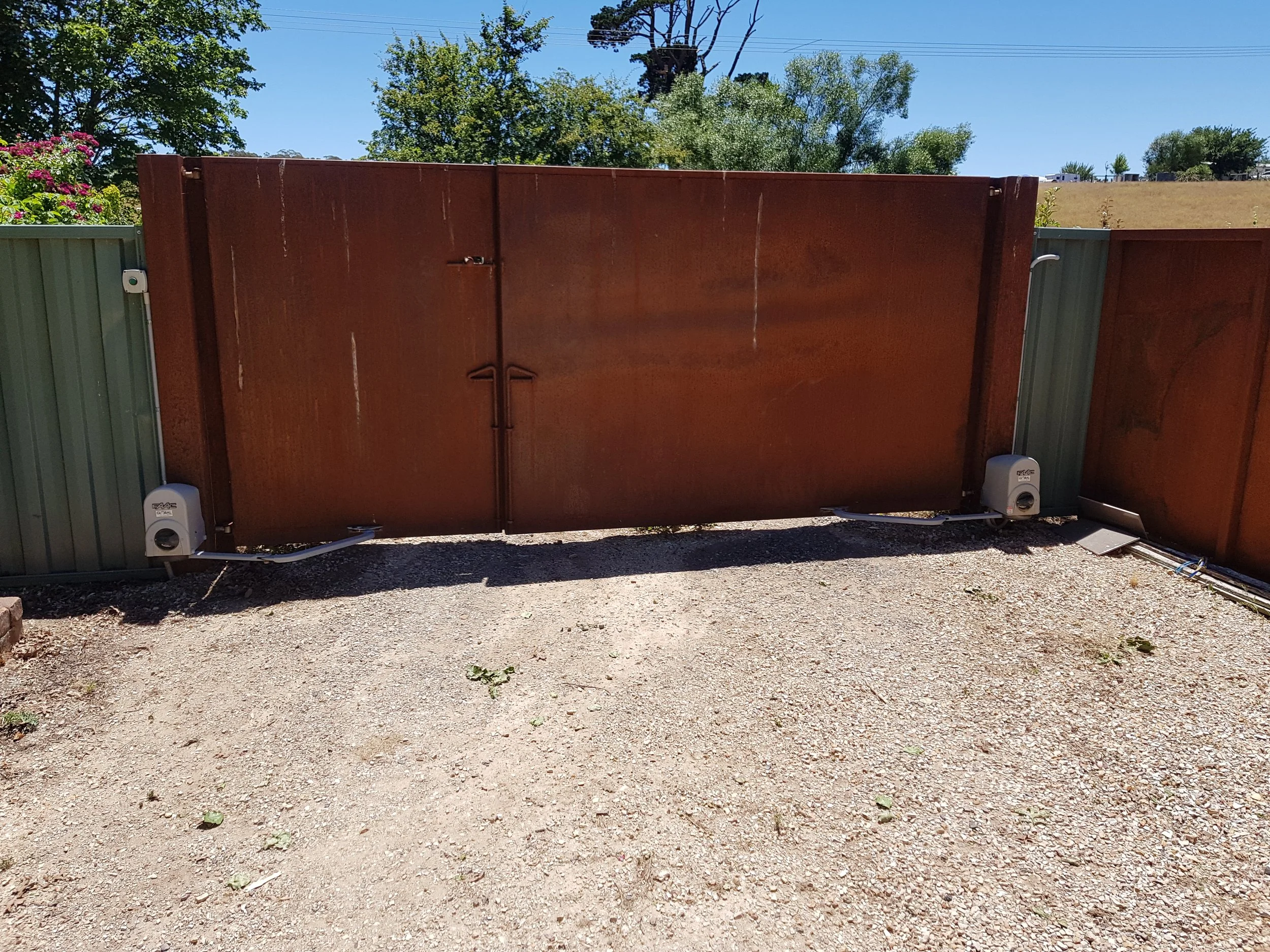 Metal gate automated.jpg
