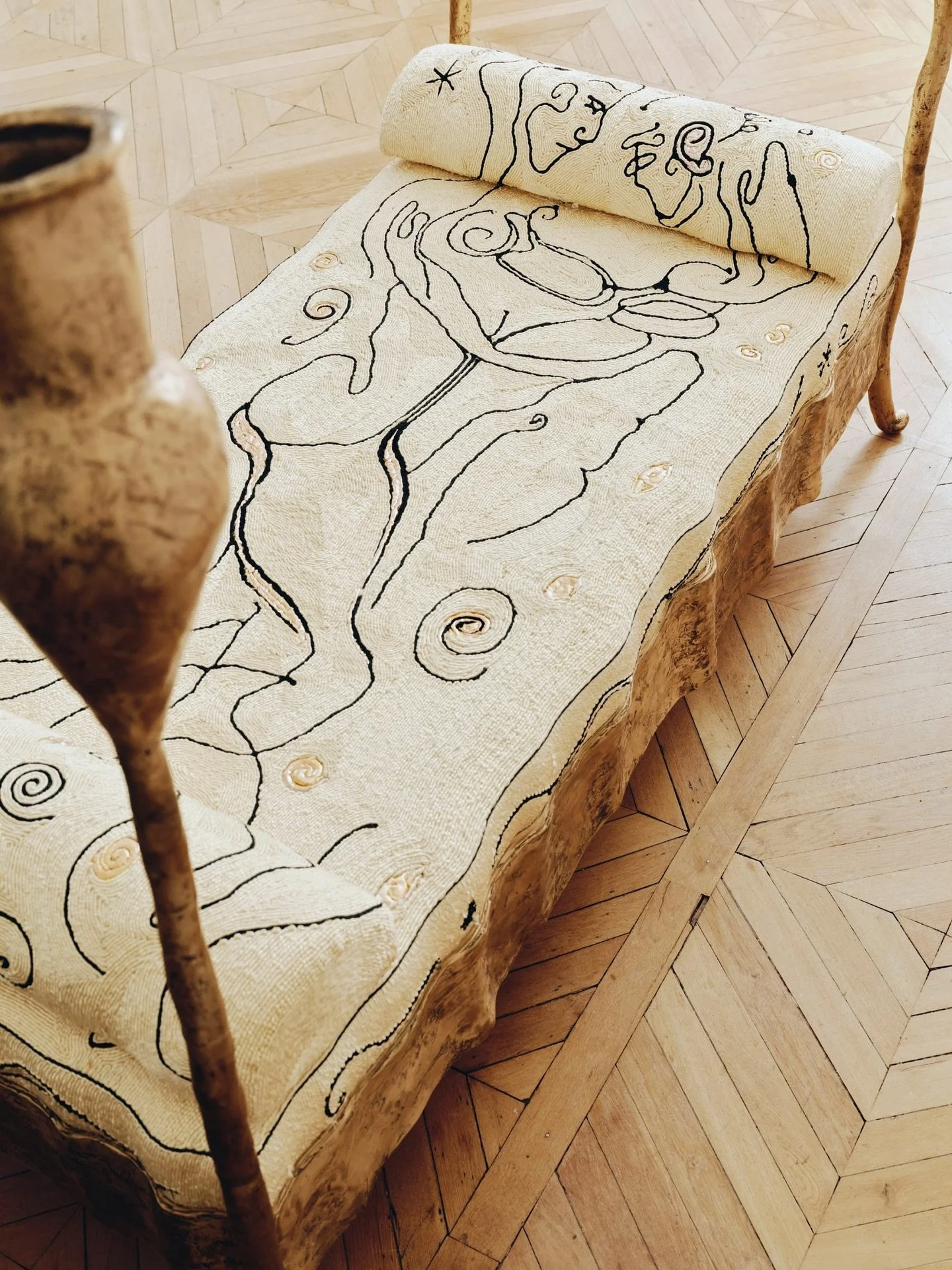 FROM BED WITH LOVE

Where bronze meets silk &mdash; Schiaparelli&rsquo;s daybed One Long as Twenty turns myth into sculpture, cast in Italy using the ancient lost-wax technique and embroidered in gilded silk.

work of @schiaparelli @ftaylorc @danielr