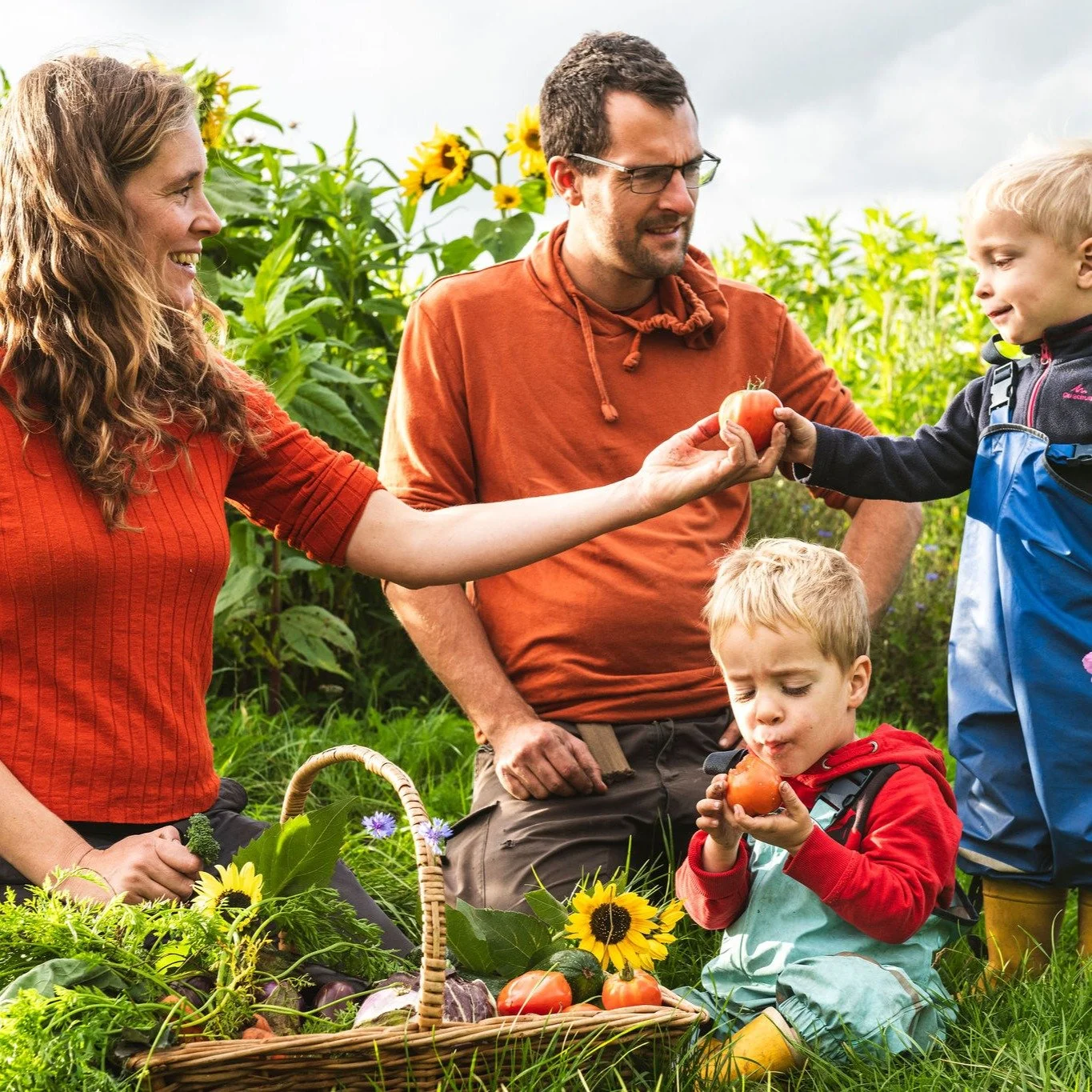 In Lovendegem kan je als deelnemer bij CSA @groentegem een heel jaar lang lokaal geteelde bio-groenten oogsten.
Boer Bengt en boerin Laura telen een breed aanbod van zowel bekende als minder bekende groenten, aangevuld met wat fruit om van te snoepen