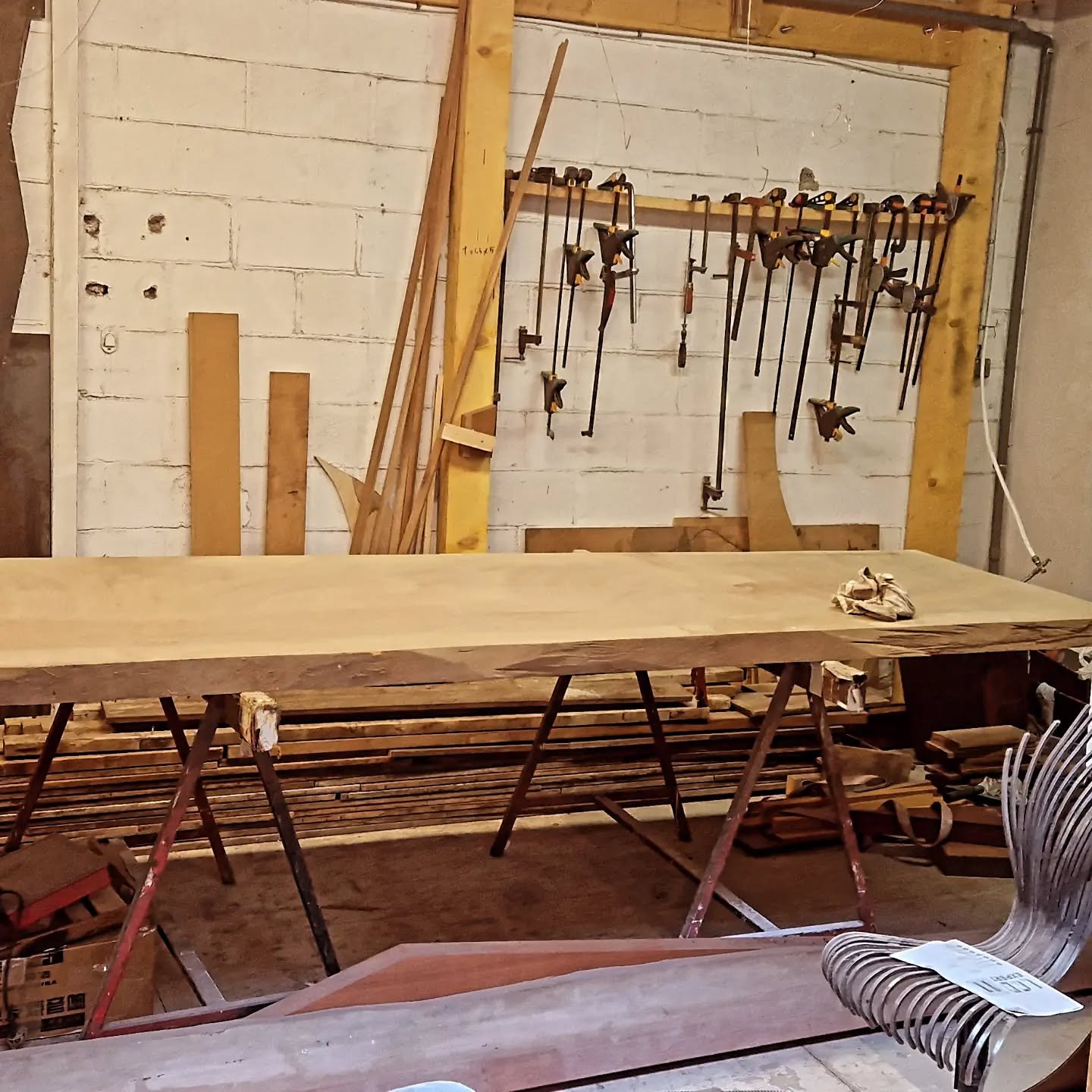 J'ai donn&eacute; vie &agrave; cette table basse de 3m20 en bois massif tropical Sipo, un bois rare et exceptionnel, presque introuvable aujourd'hui. Il est arriv&eacute; il y a 40 ans en France. Trouv&eacute; dans un vieux stock destin&eacute; &agra