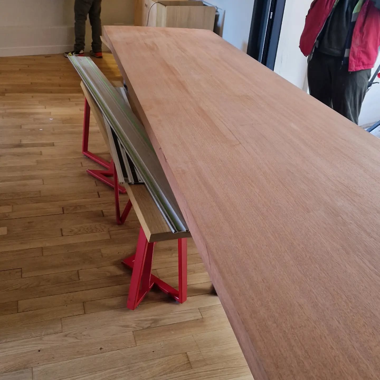 Plan de travail en sipo pose. Planche s&egrave;che de 30 ans. Merci @norbertogomesofficel pour tout. #plandetravail #decorationinterieur #amenagementinterieur #menuiserie #boistropical #sipo