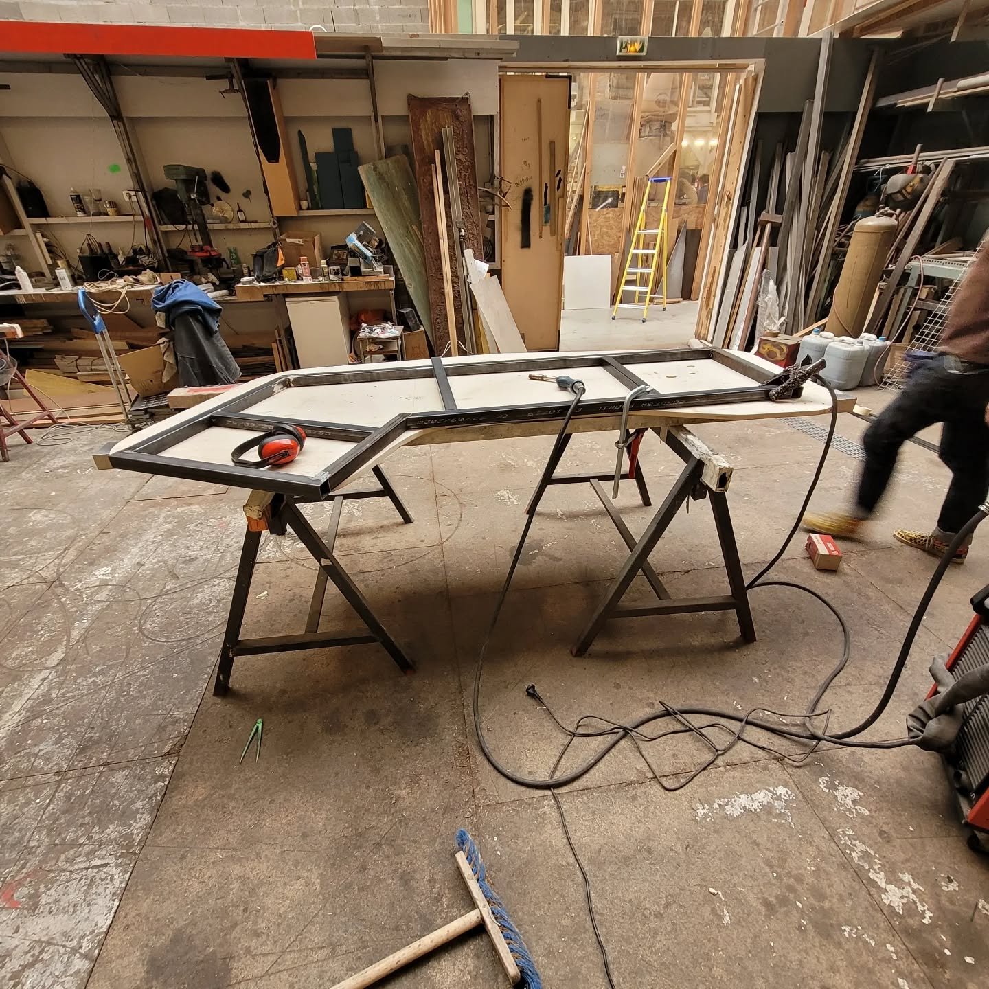 Voici une premi&egrave;re version de ton post Instagram mettant en avant les premi&egrave;res &eacute;tapes de la fabrication du plateau :

Les premi&egrave;res &eacute;tapes de fabrication du plateau

Avant d&rsquo;aboutir &agrave; un plateau d&rsqu