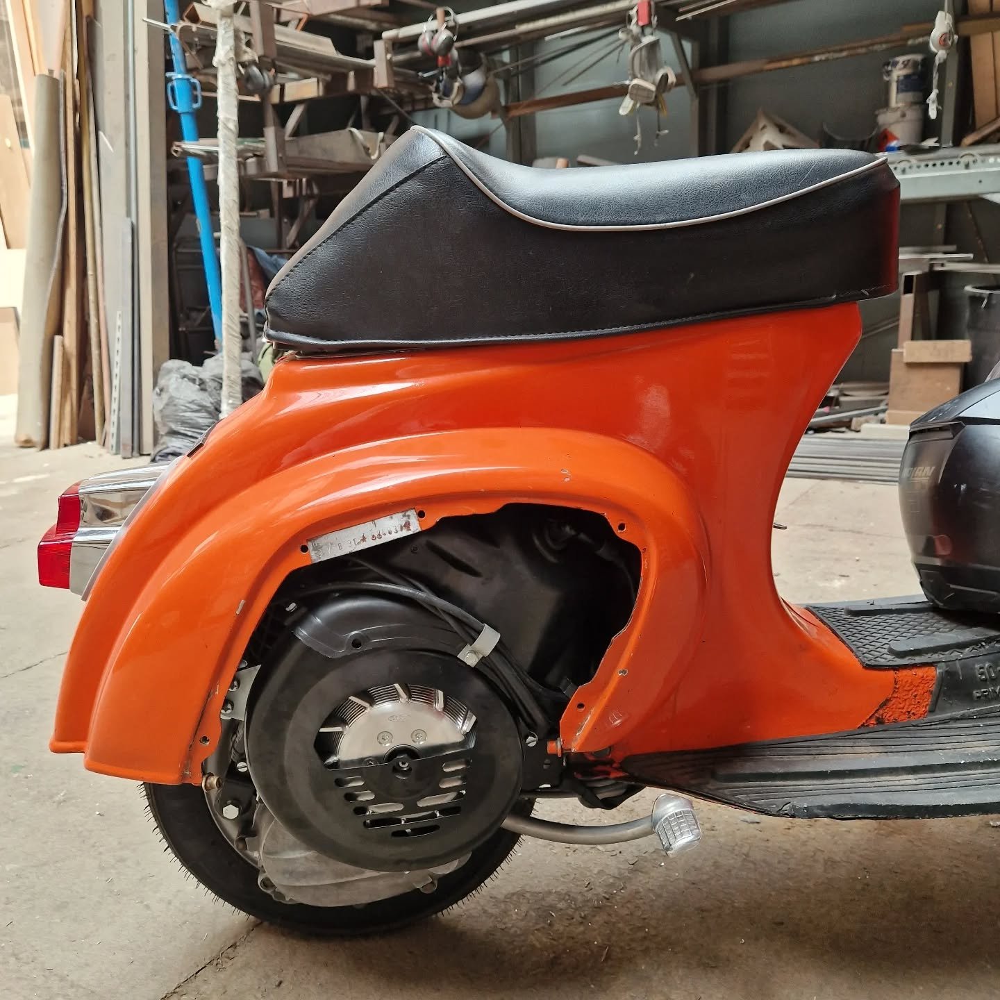 Elle est de retour la petite

Avec un 125 en prime

Reste &agrave; lui faire des papiers.

#vespa #arancione #special #collector