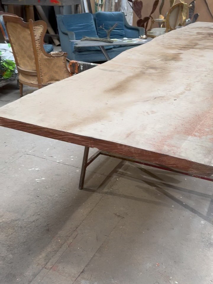 Une planche de Sipo.
3,80 m&egrave;tres de long.
Stock&eacute;e depuis pr&egrave;s de 60 ans.

&Agrave; l&rsquo;origine, elle &eacute;tait destin&eacute;e &agrave; l&rsquo;am&eacute;nagement de bateaux.
Le genre de bois qu&rsquo;on ne trouve plus.
Le