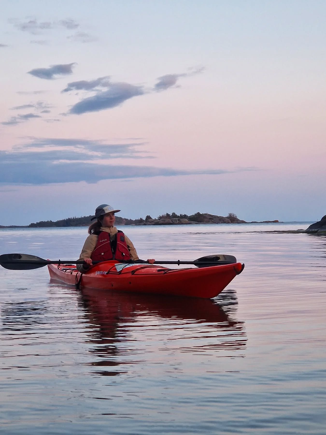 Evening sea kayaking shows us its best side! 🌊✨ Thanks for visiting and for the great kayaking company! @janavanmoer @alex_roamwild

#seakayaking #archipelago #evening #sunset #br&auml;nnsk&auml;r #archipelagoadventures #finland #kayaking #visitfinl