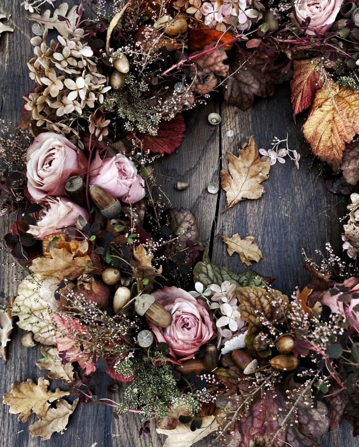 Det stormar och regnet vr&auml;ker ner h&auml;r i s&ouml;dra Dalarna. Jag njuter av t&auml;nda ljus och h&ouml;stblommor mellan helgens kalas.
Fint s&aring;.

Hoppas att ni f&aring;r en mjuk och fin L&ouml;rdagskv&auml;ll.
Allt gott.
Linda

~

~

~

