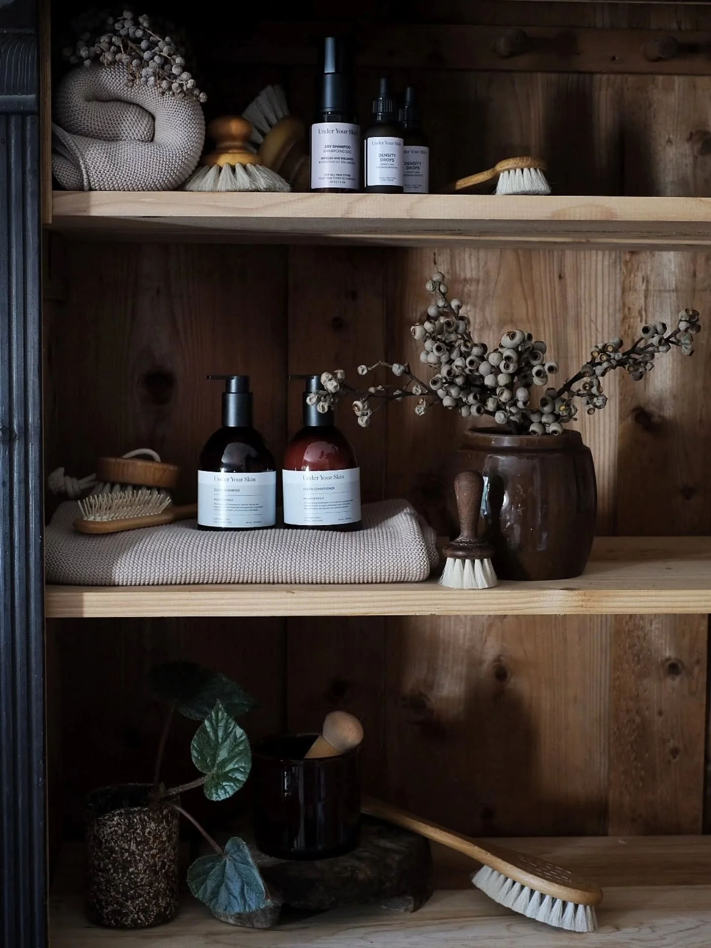 ~ Reklam f&ouml;r @underyourskinsthlm ~

&Auml;ntligen har jag hittat r&auml;tt.
Det h&auml;r &auml;r ett schampo och balsam som numera har en given plats i badrummet h&auml;r hemma.

En perfekt duo f&ouml;r en h&aring;r-detox minsann, som reng&ouml;