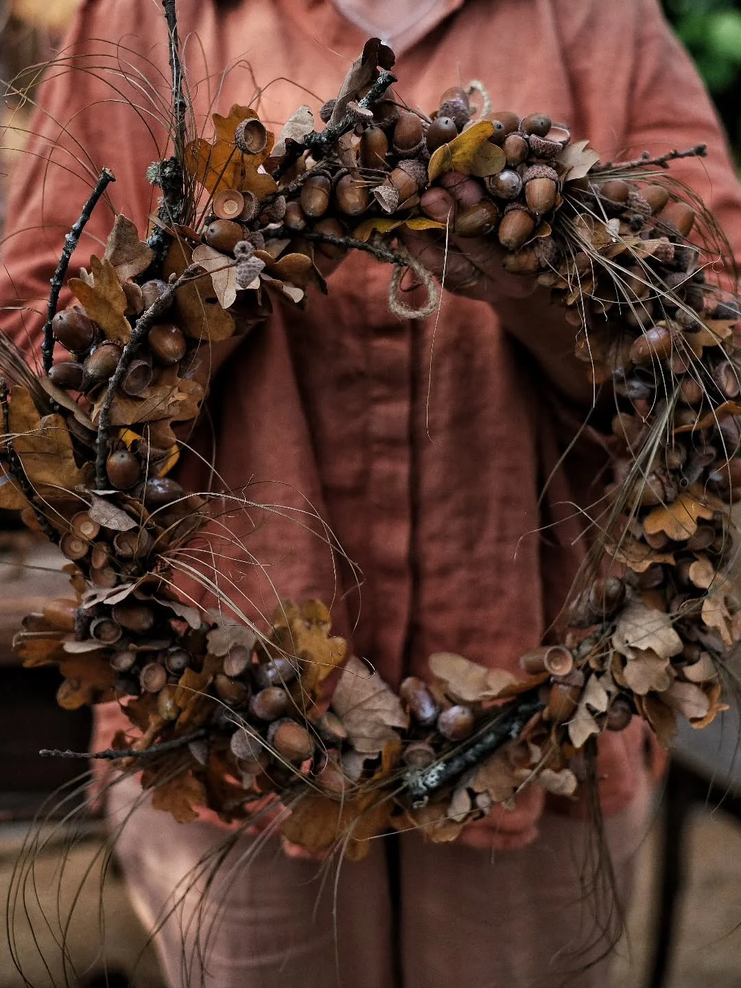 Med hopp en glad och alldeles underbar Fredag, denna sista Oktober.

Kransa &auml;nd&aring;, &auml;lskart.
&Aring;ret om. Men speciellt p&aring; h&ouml;sten.

Kramar i massor.
Linda

~

~

#wreath
#wreathsofinstagram 
#krans
#kranstider 
#kransar
#ac