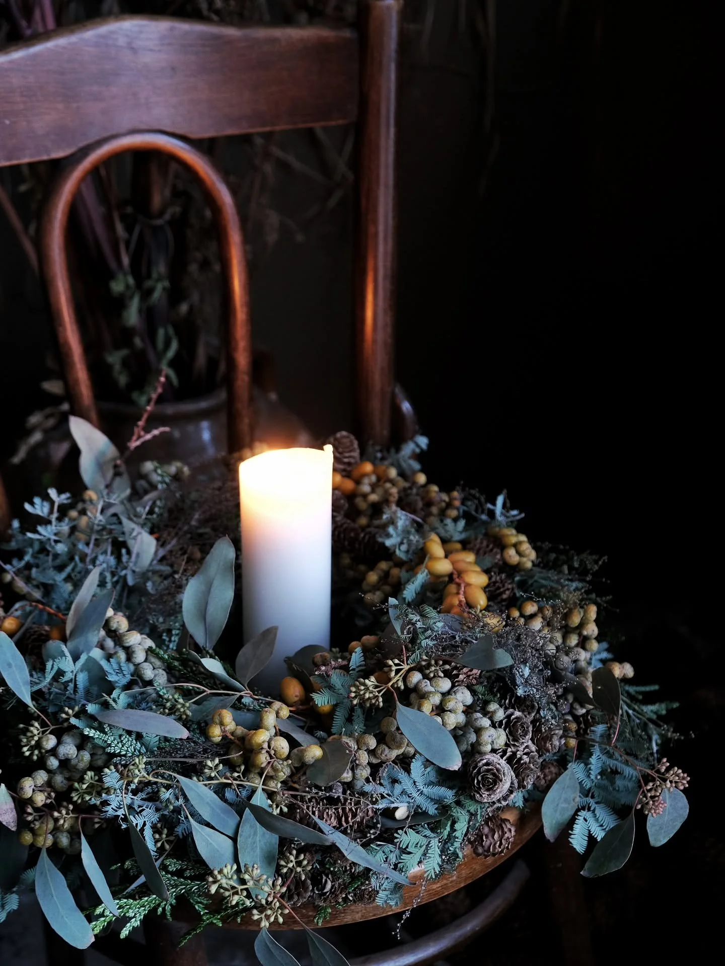 En mjuk och stilla Allahelgonsdag till dig fr&aring;n mig.

Ljusen brinner s&aring; vackert, b&aring;de h&auml;r hemma och p&aring;  kyrkog&aring;rden f&ouml;r alla n&auml;ra och k&auml;ra som fattas oss.

Varm kram.
Linda

~

~

~

#allahelgonsdag 
