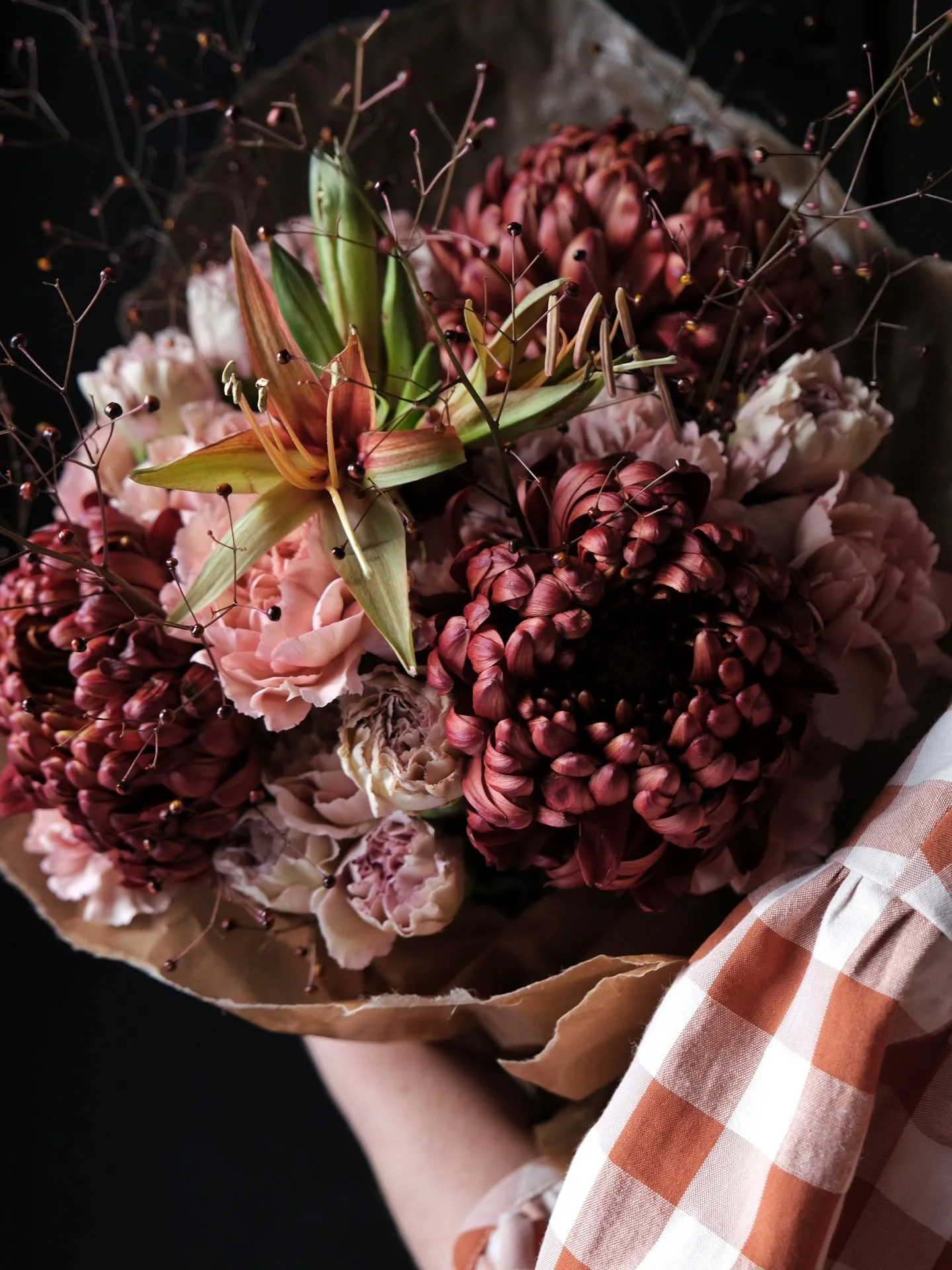 Alldeles f&ouml;r l&auml;ngesedan jag bj&ouml;d p&aring; en bukett h&auml;r i fl&ouml;det. Men nu s&aring;.

En stycke Noventbukett kommer h&auml;r.
Hoppas ni tycker om den.
Jag har anv&auml;nt mig av,
Amaryllis, B&auml;rnstensvippa, Chrysanthemum oc