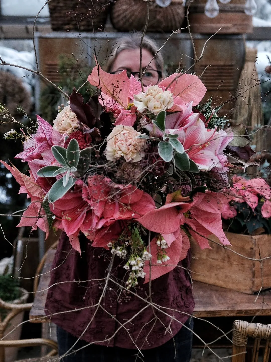En Tisdagsbukett.
D&auml;r &auml;ven Julstj&auml;rnan fick ta plats.

Upp med en hand alla som tycker om.
Jag b&ouml;rjar.

🙋🏼&zwj;♀️

#flowersofinstagram #flowers #flowermaking #flowermagic #blommor #flowersfordays #flowerlovers #flowerlove #flore