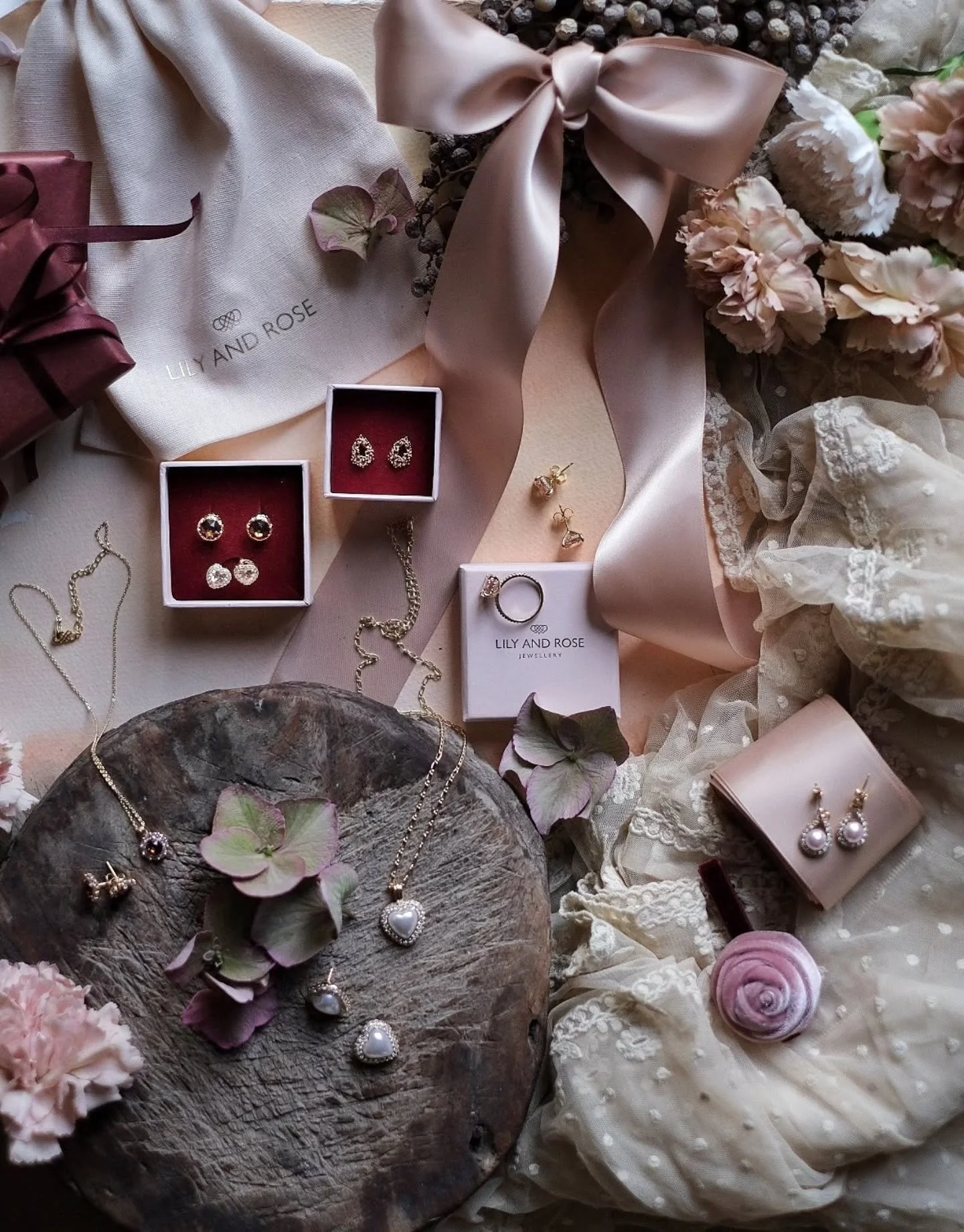 Reklam f&ouml;r @lilyandrosebyzetterberg

Ni har v&auml;l sett att @lilyandrosebyzetterberg precis har sl&auml;ppt en ny julkollektion?
S&aring; s&aring; fin verkligen.

H&auml;r kommer n&aring;gra av mina utvalda favoriter.
Perfekta julklappstips ty