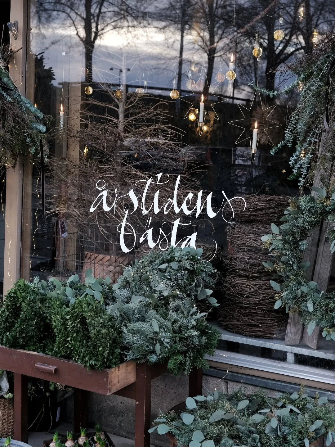 &Aring;hhh, vet ni vad?
P&aring; L&ouml;rdag &auml;r min lilla verkstad &ouml;ppen igen.
Kl.10-13 ~
Ni hittar mig p&aring; Malmgatan 2, Avesta.

Fylld med Advent.
Fint s&aring;.

Kram.
Linda

~

~

#advent
#adventstid 
#adventsmys 
#jul
#juleglede 
#