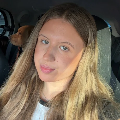 TikTok Presenter Headshot: Isla Rain