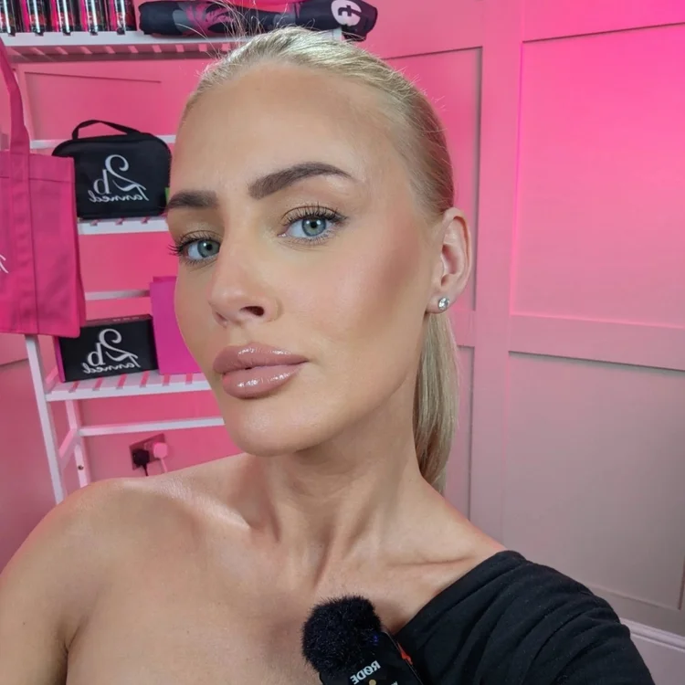 TikTok Presenter Headshot: Sherri Van Zyl