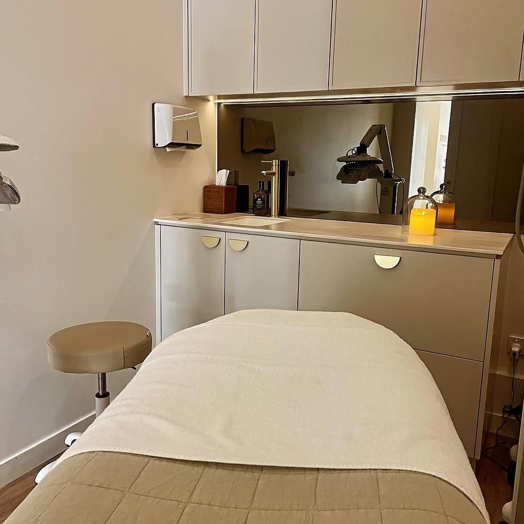 @avd_interiors Got my face needled this morning&hellip; 

Nothing allowed on it for the rest of the day, so I&rsquo;ll be at swimming lessons this afternoon looking like I fell asleep on sandpaper.

Here&rsquo;s the thing, it actually works.

Microne