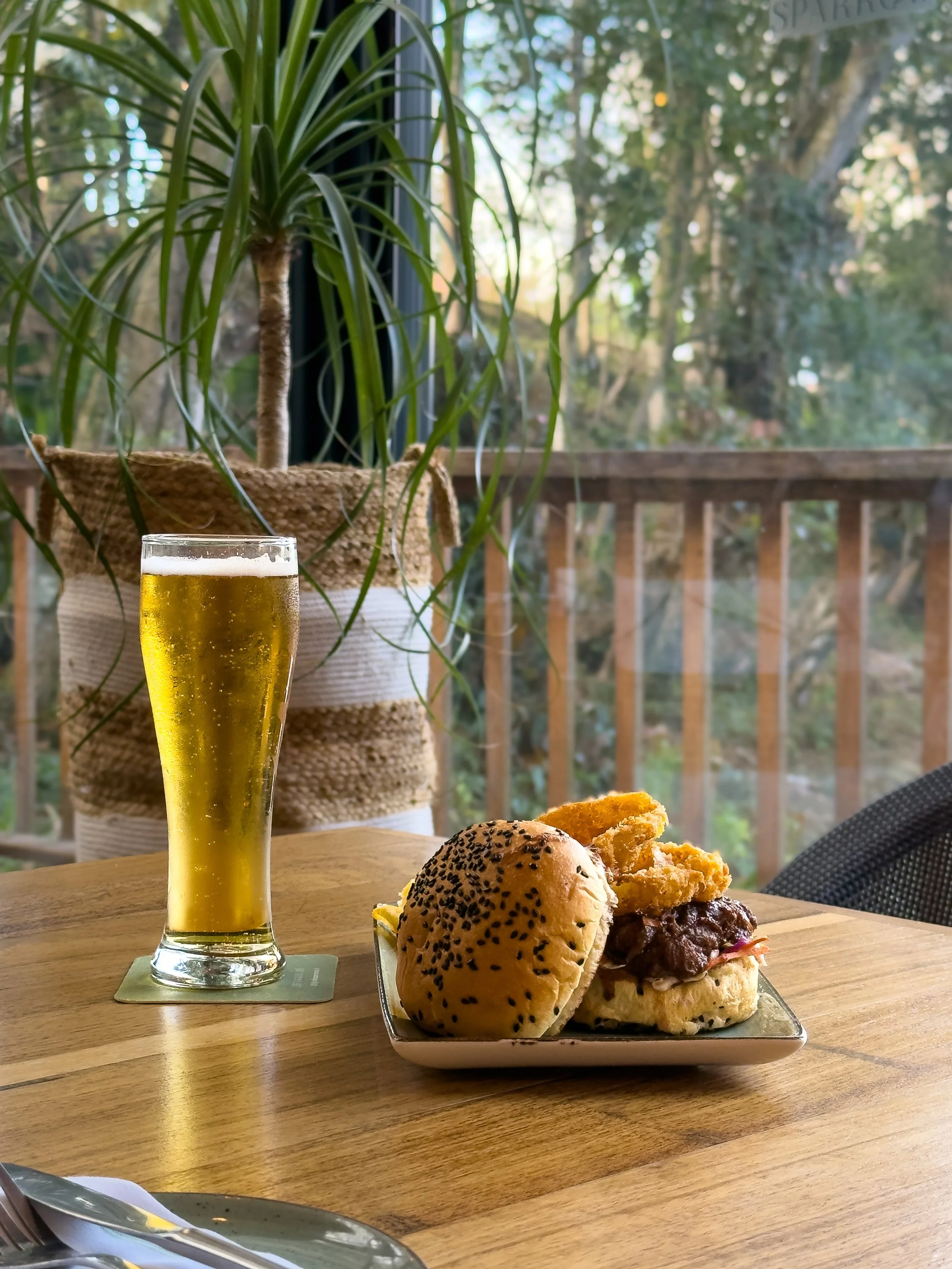 Pulled Pork &amp; Slaw Burger, loaded with flavour and served with your choice of rustic fries or Sparrow&rsquo;s side salad. 🍔🥗

Caf&eacute; Sparrow is the place to be today! Come hungry. ❤️

#cafesparrow #pulledporkburger #lunchplans