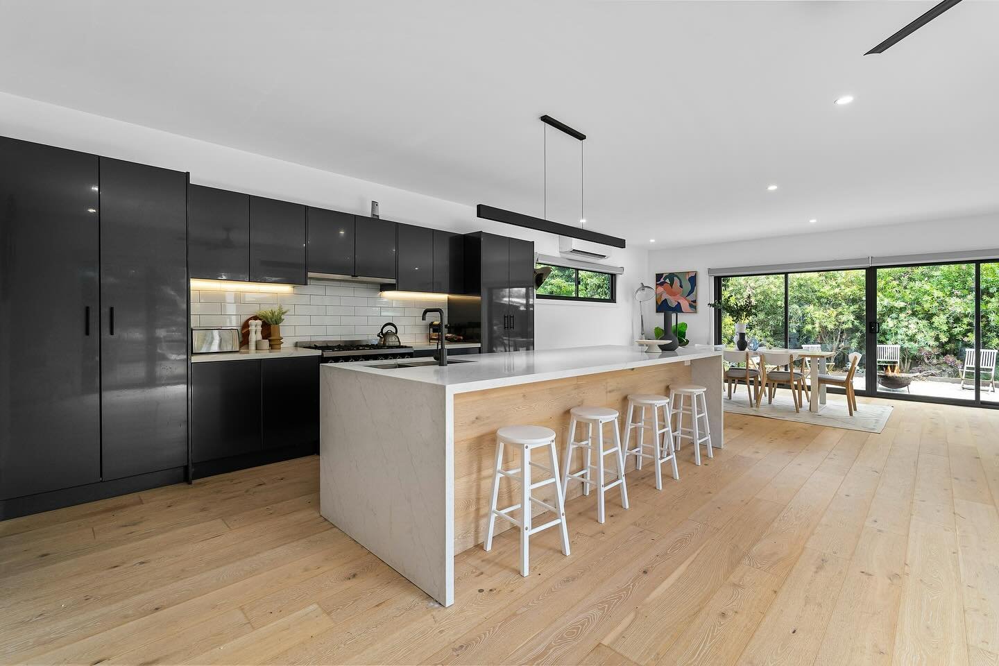 The kitchen is the heart of the home! 🏡 The place where mornings start and evenings wind down. With thoughtful lighting, the space feels alive and comfortable, turning everyday moments into something a little more special 🌟