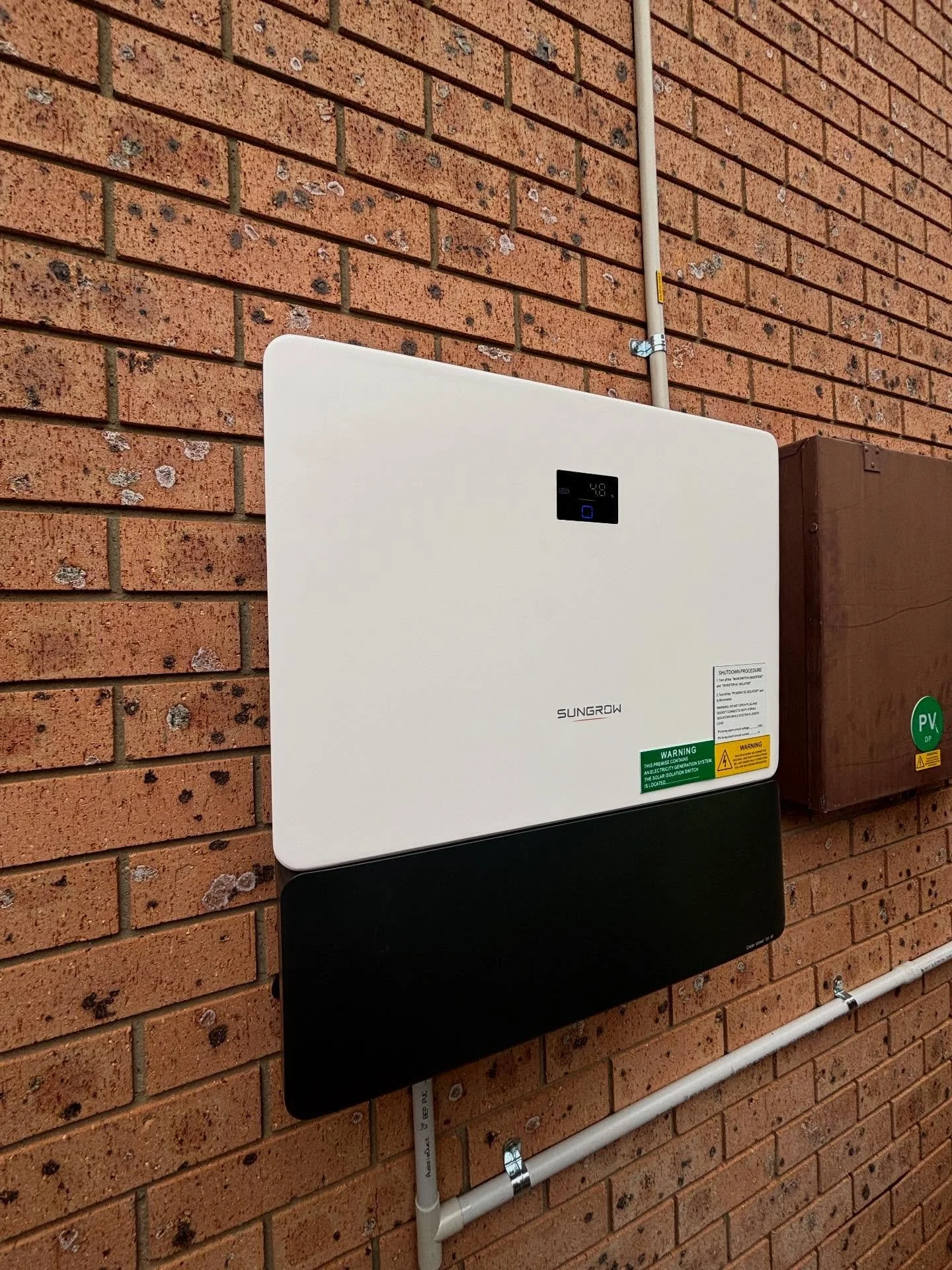 Hybrid inverter upgrade + 9.6kwh HV sungrow battery system completed after hours this week ⚡️⚡️