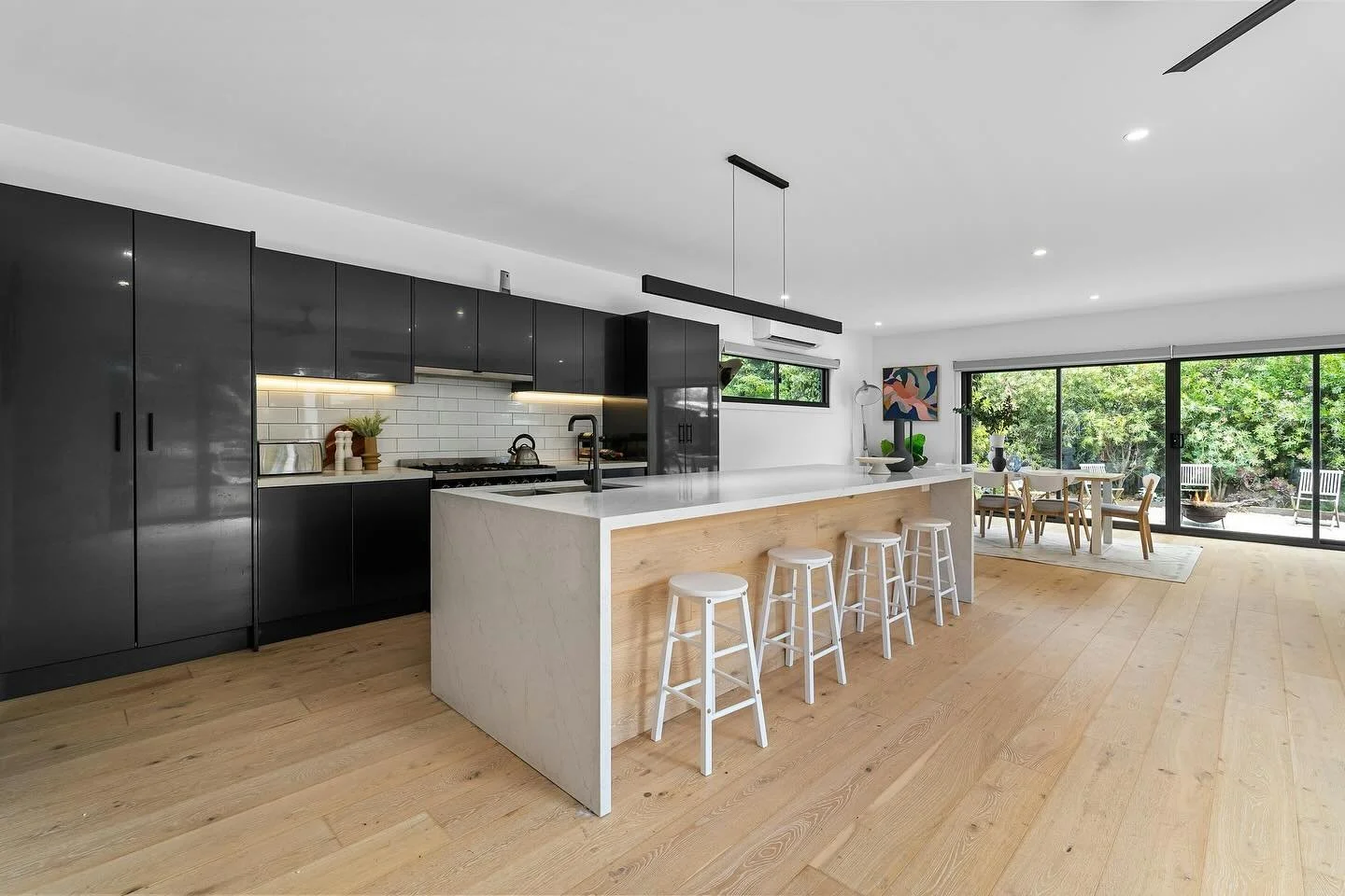 The kitchen is the heart of the home! 🏡 The place where mornings start and evenings wind down. With thoughtful lighting, the space feels alive and comfortable, turning everyday moments into something a little more special 🌟