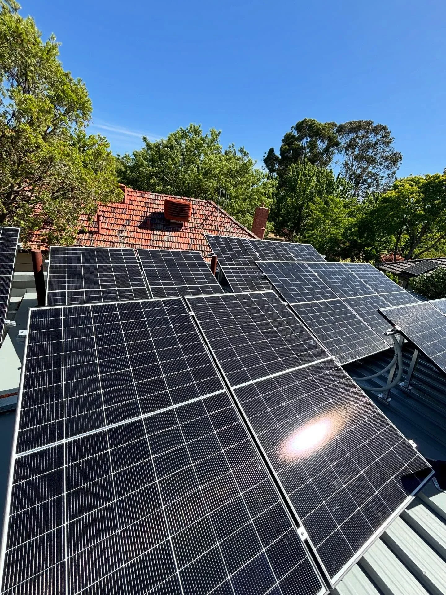 Another HUG one done before x-max 

12.8 KWH solar system 
25 tigo optimisers for high shading area 
Stacked the panels for max efficiency 
16kwh sungrow SBR 
Sungrow SH10RS-ADA hybrid inverter ✅🫡